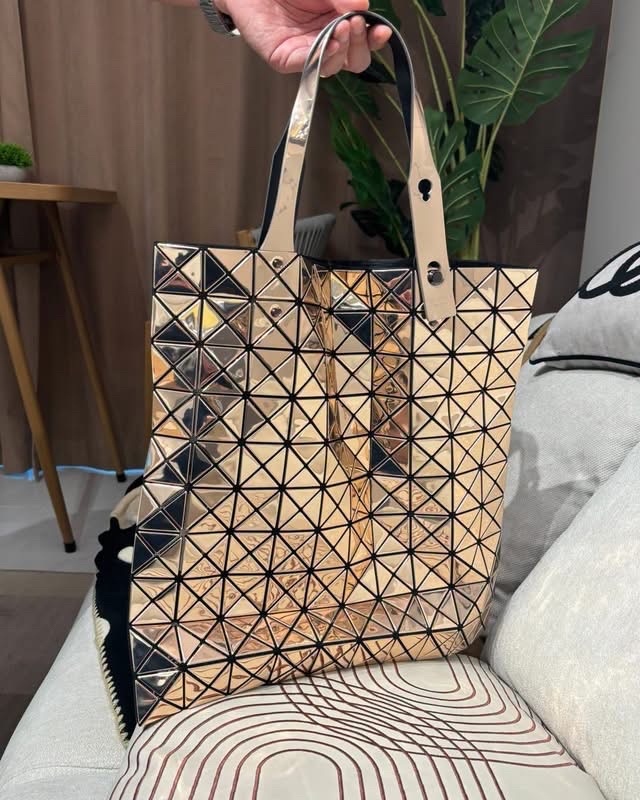 Issey miyake bao bao tote bag, 100%Authentic,98%new ✅dust bag