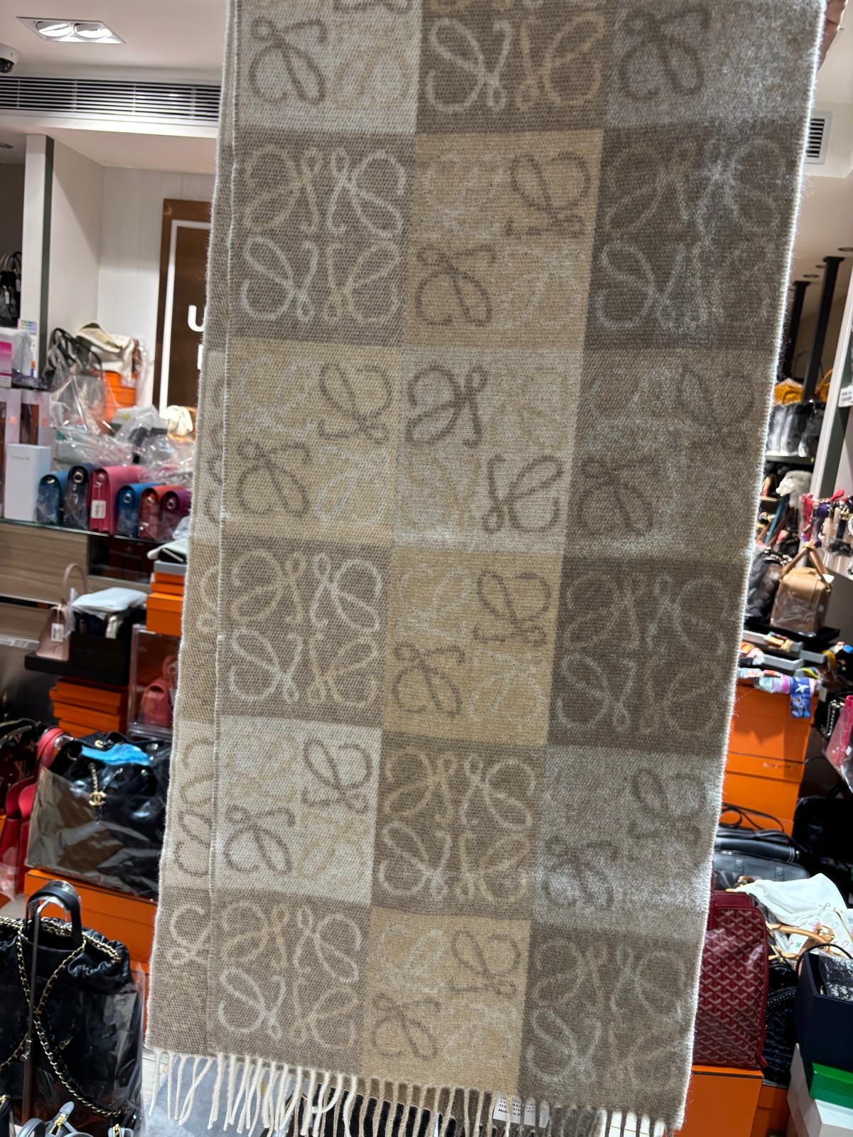 全新 Loewe Scarf 羊毛頸巾，100%Authentic, 全新未使用品