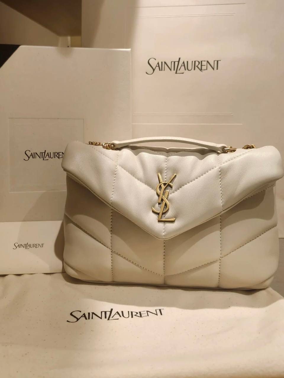 mini toy这个尺寸也好好看哦！ 夏天背小白包就是降温☺️☀️🌱 ys1 loulou puffer绗缝羊皮包 mini白金🖱️ 每家每户都有出个软绵绵的云朵包 它能从中脱颖而出有它的道理 特别洋气千金风，上身是真好看！ 小羊皮手感也软乎乎的很舒服 自重轻容量大～ 通勤日常都no problem☺️ 29×17×11cm577476m 23×15.5×8.5cm759337m