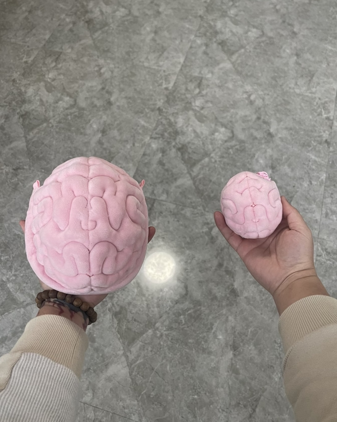 怪美的粉紅外接大腦包 / 掛件