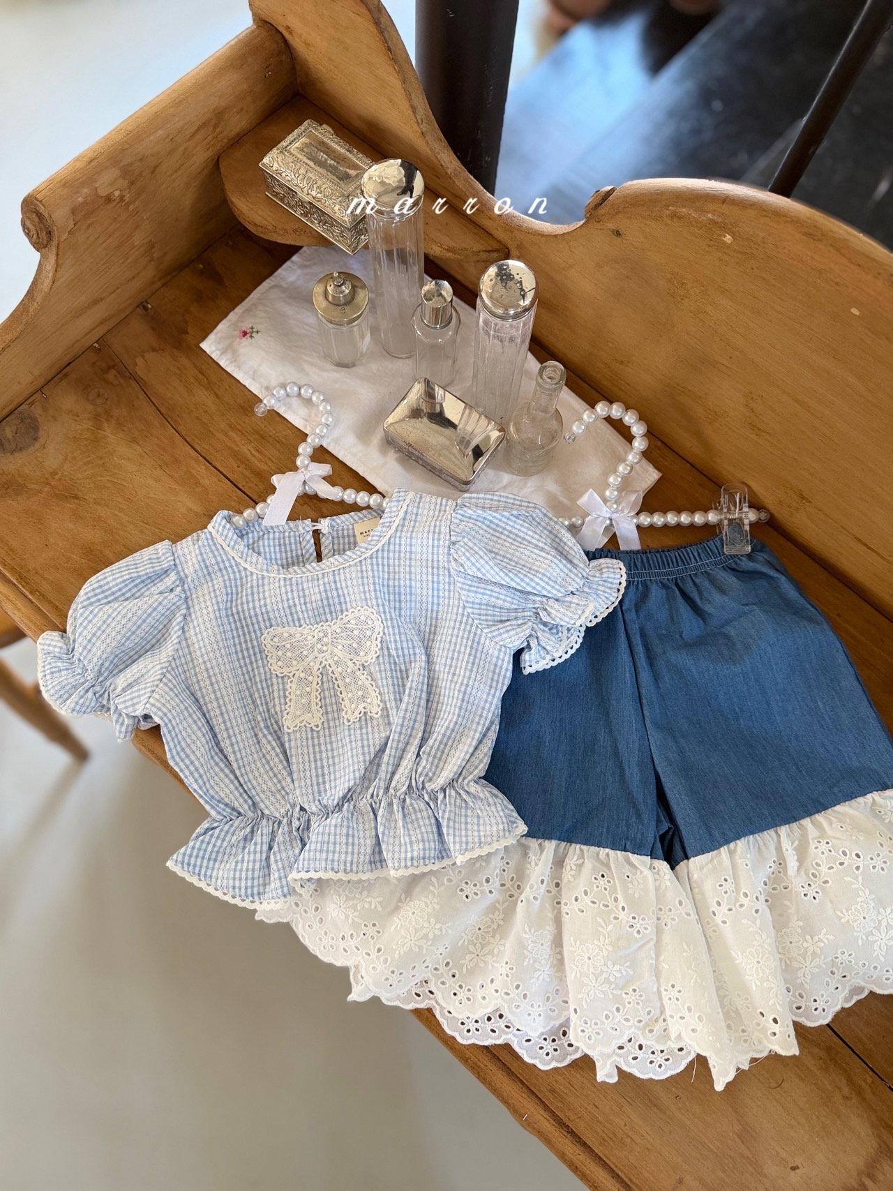 ☀️預訂 韓國直送☀️🇰🇷Marron兩色蕾絲絲帶貼花花邊格紋泡泡袖上衣