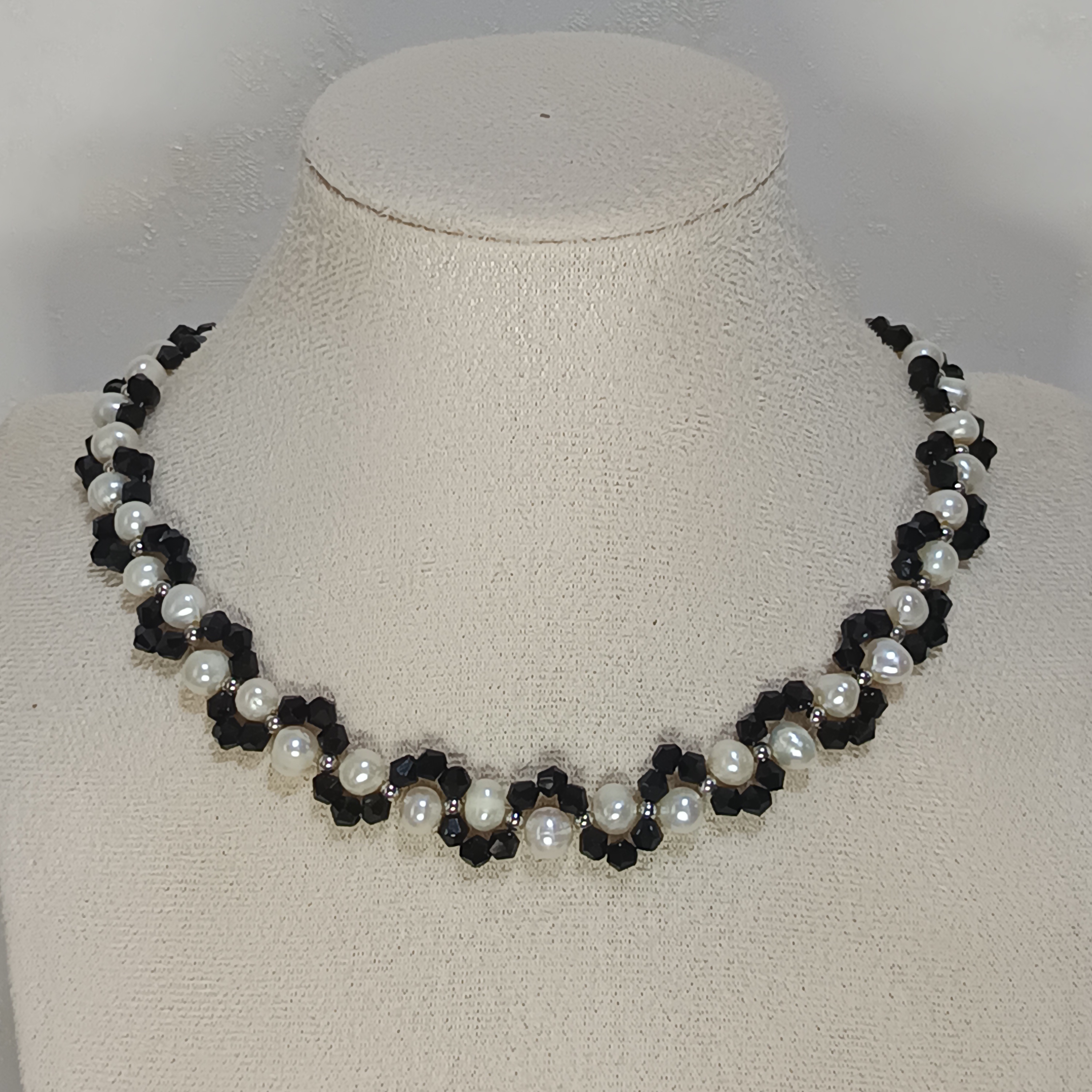 近圓強光淡水珍珠+人造黑尖晶編織choker 鍊