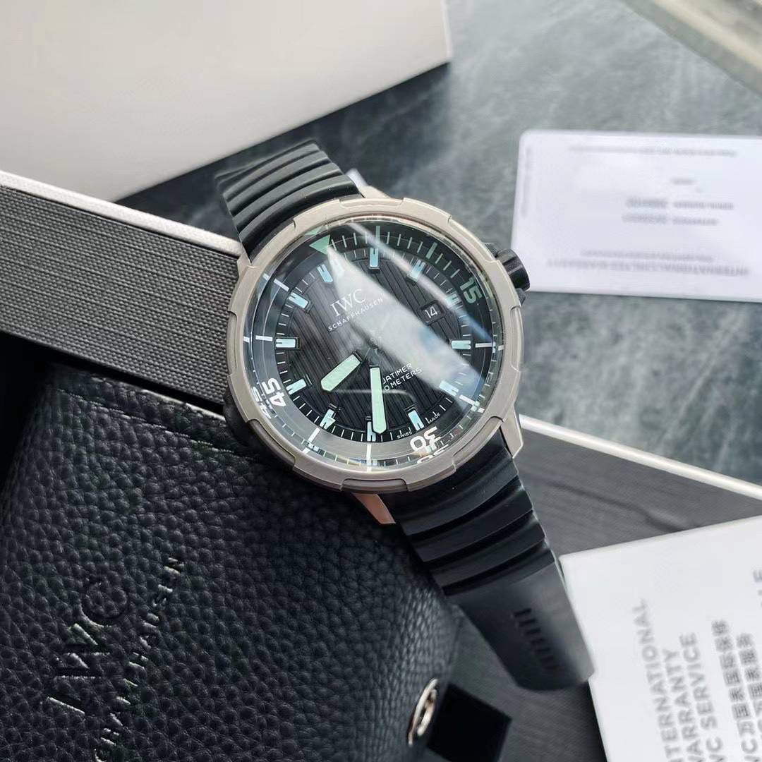 最新款上即将来袭，海洋王者不止水鬼，深海之星万国海洋时计2000自动腕表——只为男人制表！ 专为潜水员及潜水爱好者打造顶级潜水仪器，即使是对于极端的水下作业也不在话下，表壳直径46mm，以钛金属打造。腕表采用一枚造型精美的穹形蓝宝石水晶玻璃表镜，富有机械感的齿轮形表冠，黑色橡胶表带！机芯采用亚洲超级稳定的Aisa2824全自动机芯，3点简洁的日历窗口，表底深海潜水员的经典潜水头盔，一款适合生活悠闲及夏天潜水游泳的最佳选择🔥