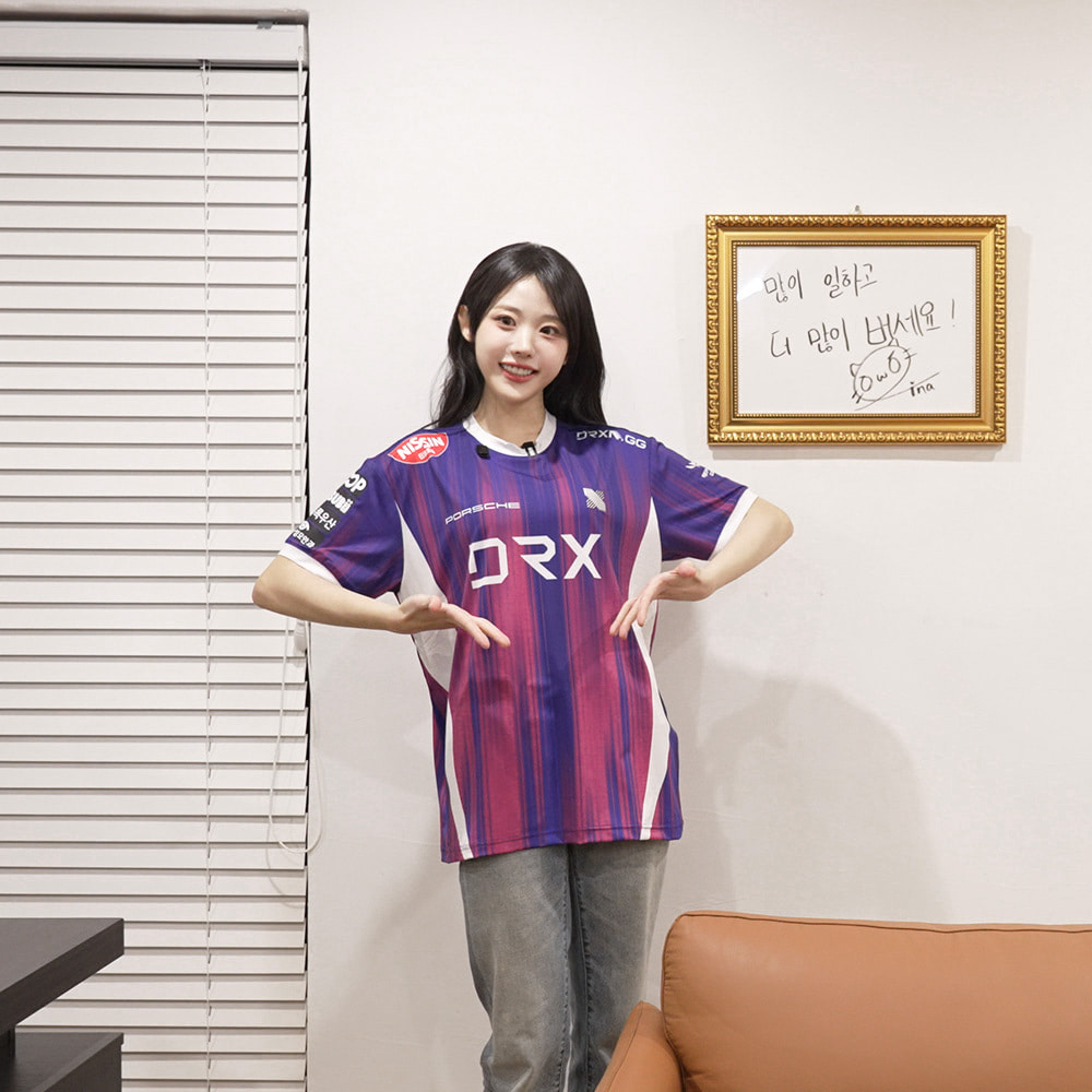 [QWER x DRX] 26 S1 AUTHENTIC JUMPER 3RD(PINK)