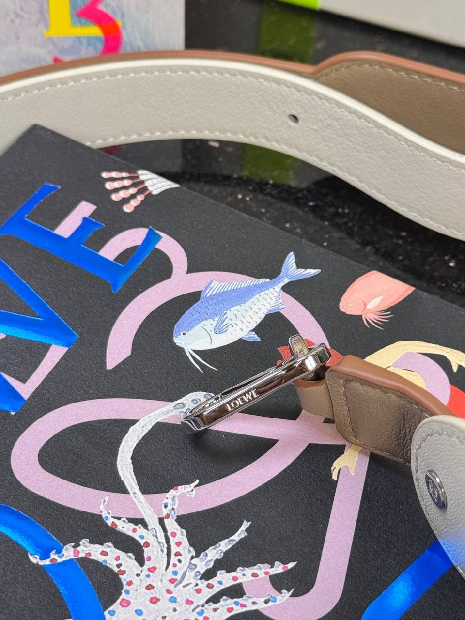 🎈新品牛皮可调节肩带 ➖➖➖➖【沙色拼色】👉🏻 编码：182323 尺寸：𝟏𝟒𝟑-𝟒.𝟓𝐜𝐦 撞色肩带绝绝子❤️正面饰品牌标志性Logo，调节长度为𝟖𝟎到𝟏𝟐𝟎𝐜𝐦