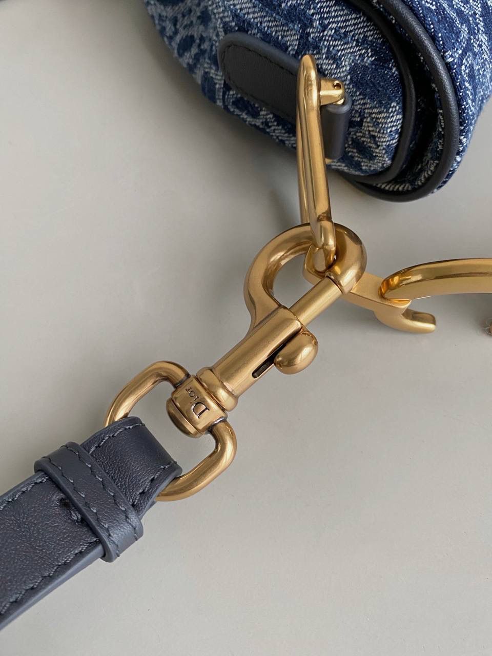 🈶马鞍包大号（配肩带） 𝗖𝗗 𝗦𝗮𝗱𝗱𝗹𝗲 24石洗丹宁 这期的牛仔系列真的超爱！ 它的热度不亚于任何一只经典款 深蓝色丹宁➕经典的Oblique印花， 不规则石洗效果，渐变感特别且帅气 牛仔很百搭也没有什么季节性， 所以这系列是既特别又经典 不怕过时 姐妹们可以放心冲！ 大号：24×6×18cm，#8006m 小号：17x5x15cm