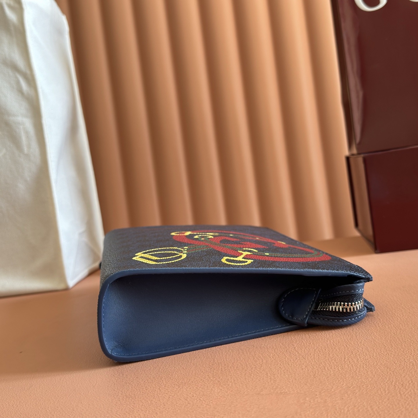 【原單】GUCCI 新年系列互扣式馬鐙印花手拿袋