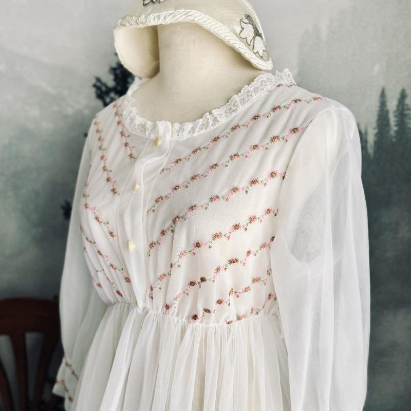 Vintage C.a. 1960s Embroidery White Chiffon Sleeping Gown (MT2522)