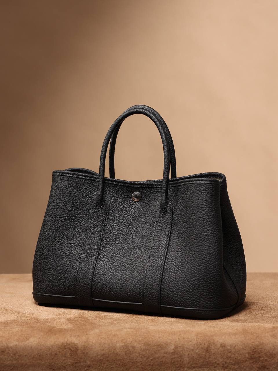 Hermes 爱马仕 Garden Party 30 黑色花园包👜✨ 尺寸：30*20*13cm 花园包独家渠道货，独家欧洲原厂皮原厂五金组装ZP尾单货，独一无二的天花板渠道货 面料是采用法国原厂的Togo皮，纹路清晰，颗粒感饱满，手感细腻，扑鼻而来的香味，爱不释手 版型真的是决绝子 喜欢大包的就入手吧 😍🤟🏻