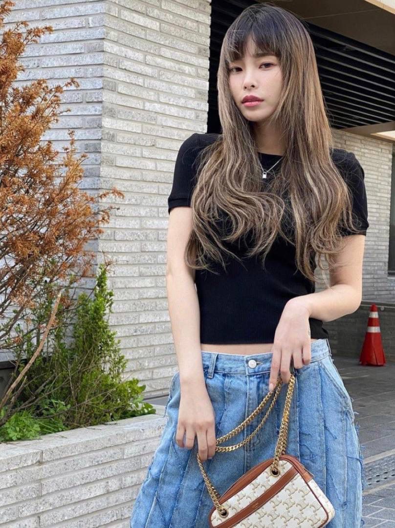 🔥大货实拍图 𝗖𝗘𝗟𝗜𝗡𝗘♥𝗖𝗔𝗡𝗩𝗔𝗦 𝗣𝗔𝗧𝗔𝗣𝗔𝗡𝗦 型号：196252 尺寸：20.5*15*4.5cm TA真的非常好用+多种背法+价格合适+细节满满～双链条腋下，单链条单肩，斜挎/手拿 一包多用✔️