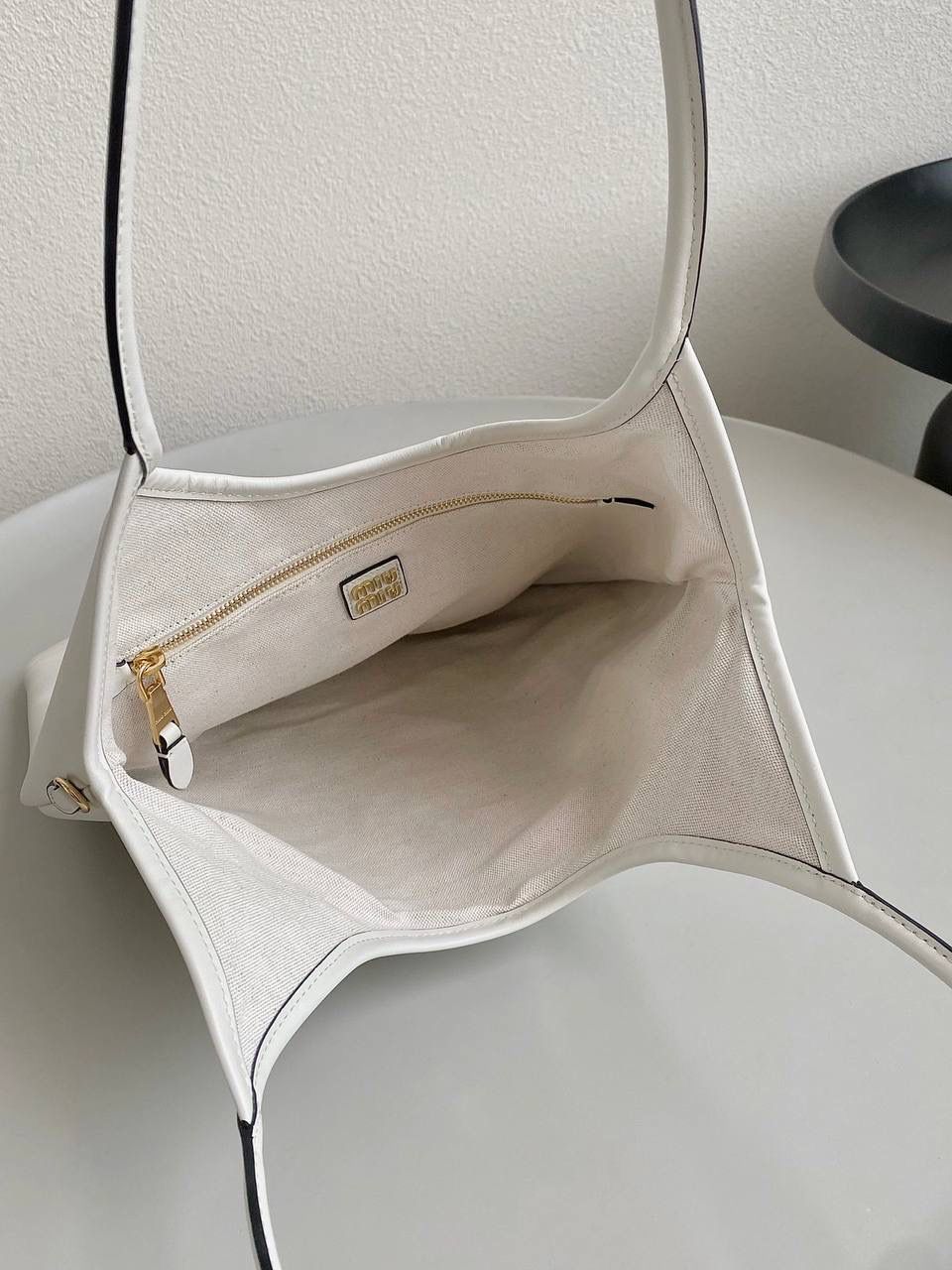 🈶白色 𝗠𝗶𝘂𝗠𝗶𝘂托特 拯救衣柜大爆款来了！ miu家最最最种草的一只大包 轻便 百搭又实用，出gai年度top☝🏻 要抢疯了的节奏，真的超爱 ！！快冲 35×40cm #F0110m