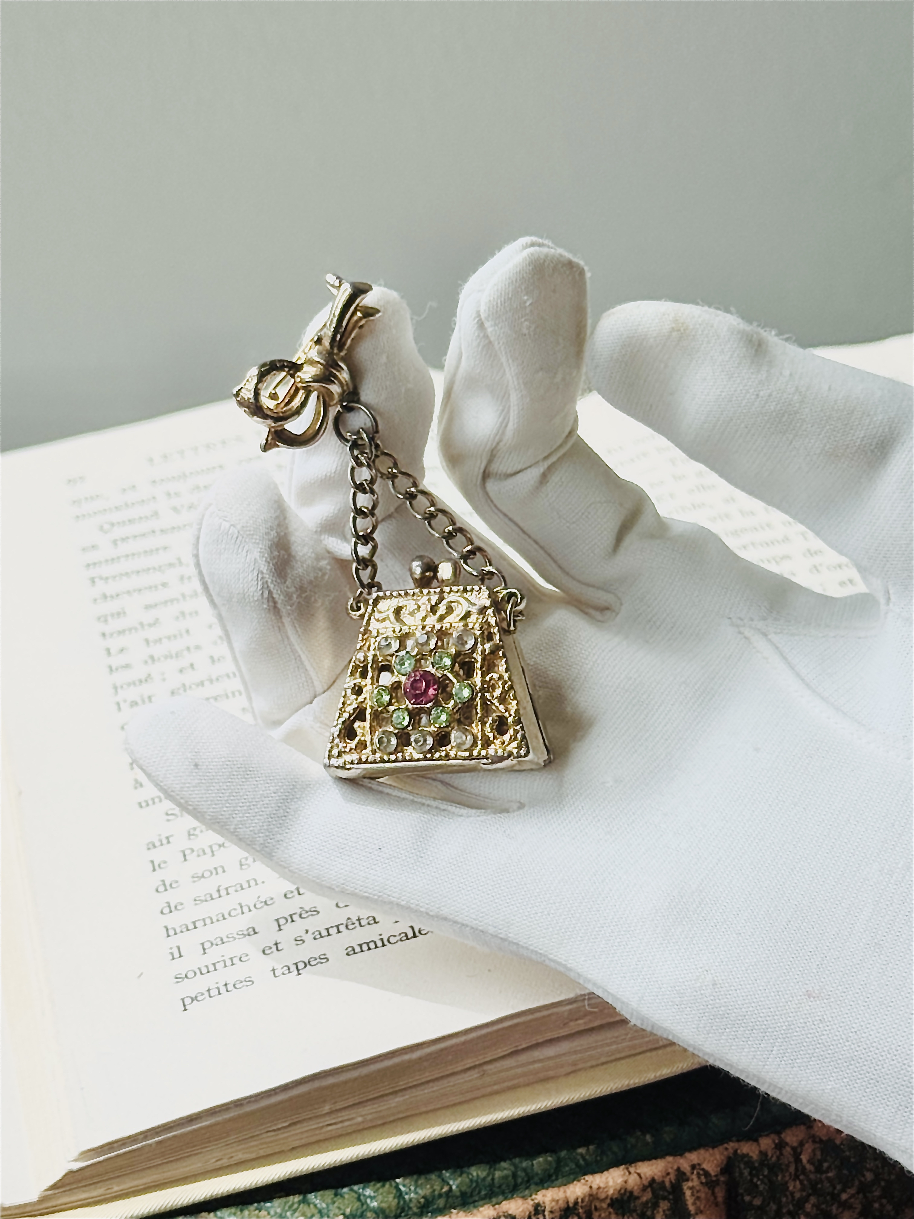Vintage Rhinestone Embellished Miniature "Kisslock Purse" Brooch (MT2590)