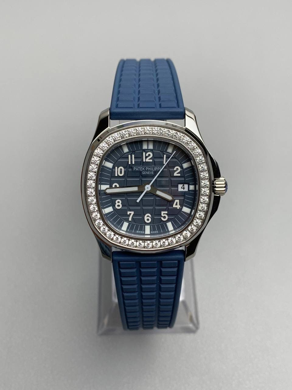 百达翡丽 5067A 手雷 石英女表 ——PPF继续购入原装PP--5067A腕表，独立拆解开模。完美还原PATEK PHILIPPE--5067A全系列石英腕表，带来全网最佳的复刻产品和极致体验。 【表带 扣】 1.采用与原装一致的天然复合橡胶（Tropical）材质，经久耐磨，可抵抗海水侵蚀和紫外线辐射。 2.完美克隆Aquanaut最新表扣，即使在非常细小的拐角处上也做有倒角润饰，确保还原正品般的舒适感。 【表壳】 1.腕表尺寸35.6X7.7mm 圆润的八角形表壳与原装一致，保持着复古的造型和精湛的打磨。 2.旋入式把头设计和实心底盖吻合与原版 3.表圈镶嵌46颗顶级施华洛世奇水晶（共计1克拉） 【机芯】 瑞士石英机芯改PPCal.E23-250芯。走时稳定，续航持久，性价比超高。