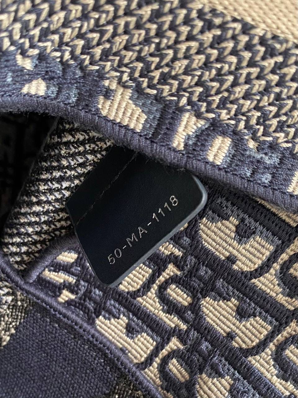 🈶老花蓝大号 𝗗𝗜𝗢𝗥 𝗢𝗯𝗹𝗶𝗾𝘂𝗲 经典邮差包 依旧火爆，呼声需求最高！这颜值众人一眼必入手，太好看了呀❕容量巨大且轻便，装多少东西都不觉得重喔！男女通吃～时髦复古休闲多风格担当！妥妥在线的通勤王！一见钟情一点也不夸张，超级爱～ size：27×28×11cm #M928m