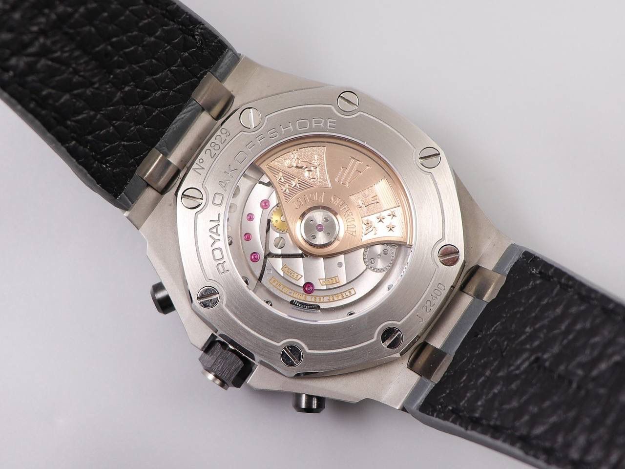 A P26470st灰面灰皮V2版经典a p计时款式之一 搭载复刻原版3126机芯 直径42mm 厚度15.6mm 🔥注：JF的所有3126机芯系列是目前市面上壳身最薄和复刻程度最强的版本🔥🔥