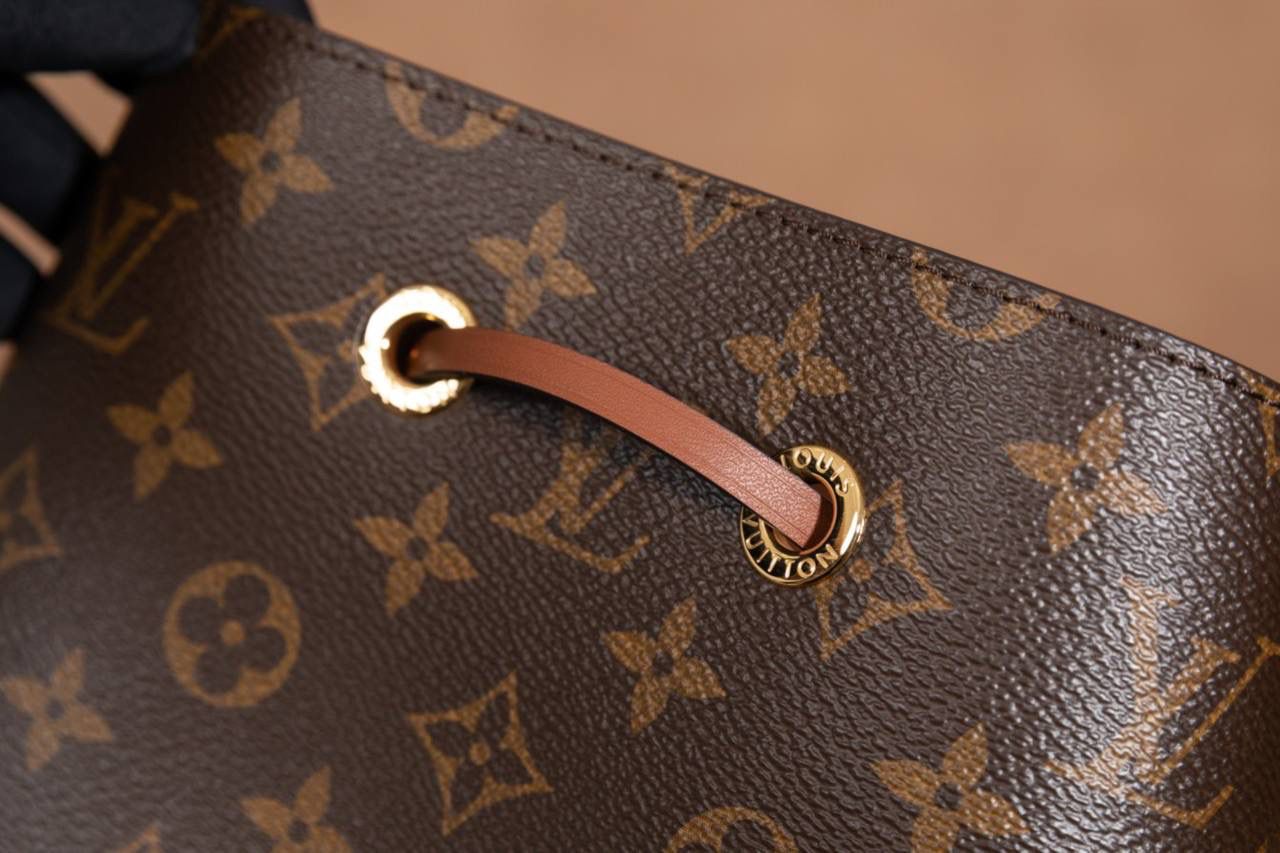 LV NÉONOÉ 水桶包 👜✨ 这款真的是经典中的经典，很多人第一只 LV 都选它！！ Size：26 × 26 × 17.5 cm，容量很可以，日常东西统统装得下～ 水桶包原型来自 1932 年的香槟袋， 经典又耐看，不分年纪，背起来都很有感觉。 又能装、又好搭，休闲穿、正式穿都 OK， 属于那种越背越喜欢、怎么都不会过时的款 💖