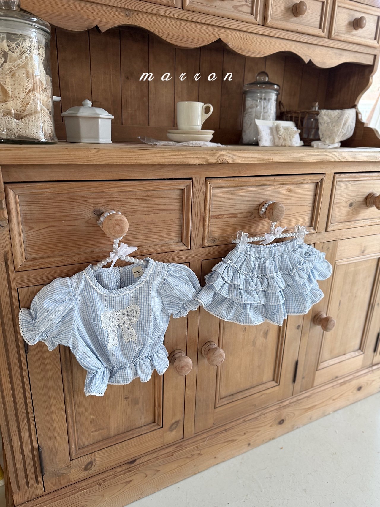 ☀️預訂 韓國直送☀️🇰🇷Marron兩色蕾絲絲帶貼花花邊格紋泡泡袖上衣