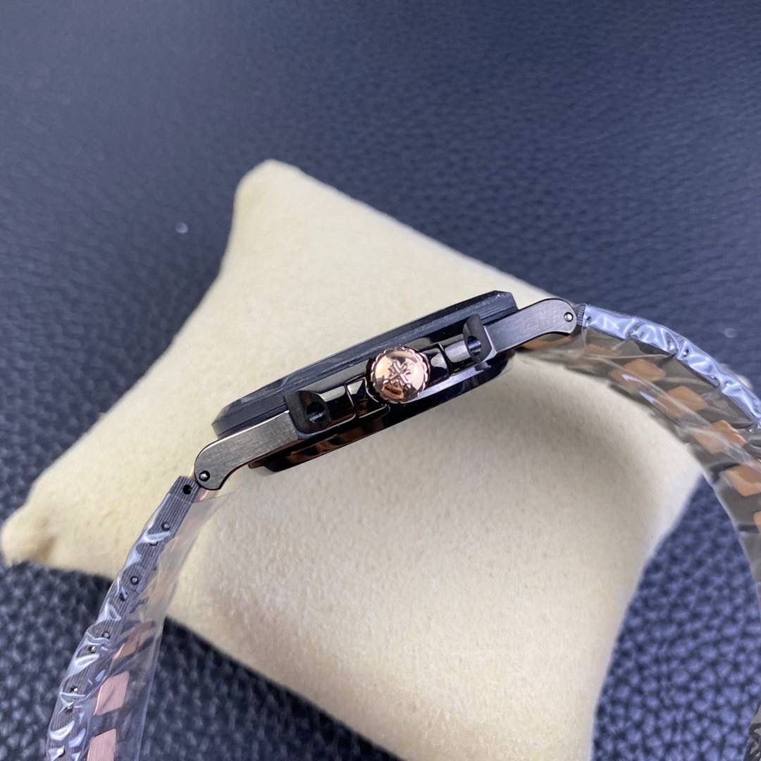 【PATEK PHILIPPE 鹦鹉螺5711 DiW 】碳纤维的美学呈现，DiW赋予鹦鹉螺5711 腕表别样的风格。DiW作为知名的腕表改装品牌，以高端的碳纤维赋予腕表全新的视觉与触觉体验，进而吸引了众多爱好者的关注。鹦鹉螺5711腕表是DiW近期的代表作，这款腕表开创了复合材料进化的新纪元，因为它在美学上结合了高端碳纤维的轻盈感和陶瓷的的光滑度。该腕表表壳采用高端碳纤维制成，并融入了不锈钢元素，黑色的整体色调与不规则纹理造型，尽显别致观感。表盘搭配时标与指针，呈现出典雅与奢侈的质感。腕表后盖采用不锈钢材料进行黑色涂层制作，视觉观感非常统一。腕表搭配的表带特别震撼，也是碳纤维与不锈钢材料组合制成，碳纤维的纹理如云似烟，让人爱不释手。百达翡丽鹦鹉螺5711经DiW重新改造制作，个性前卫，时尚炫酷，非常适合追逐个性和潮流的年轻人们！