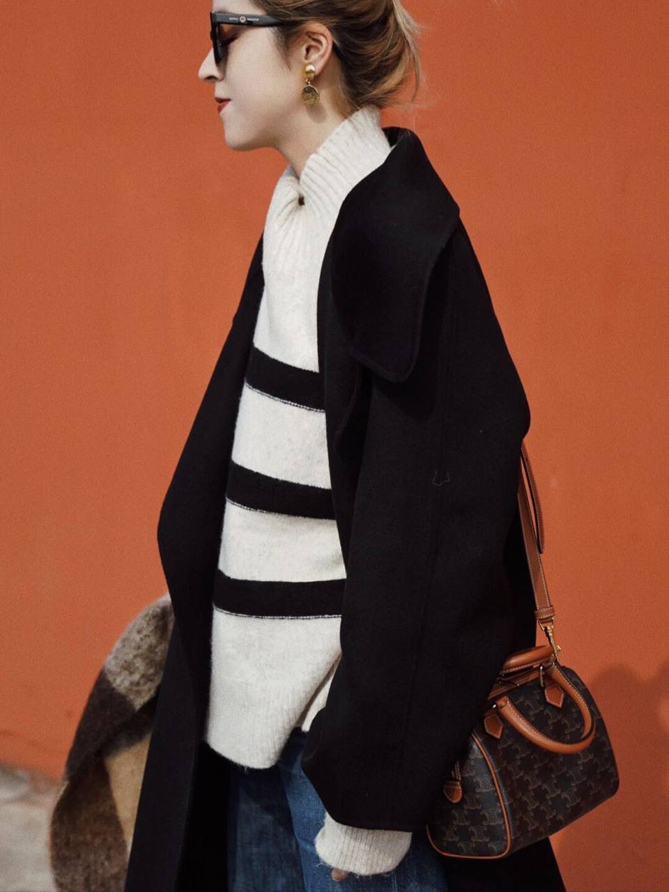 🔥大货实拍图 𝗖𝗘𝗟𝗜𝗡𝗘♥𝗧𝗥𝗜𝗢𝗠𝗣𝗛𝗘小号波士顿 型号：197582 尺寸19.5*14*7cm 别再只买LV speedy了！Lisa同款Celine枕头包来啦！凯旋门老花感觉更复古，更年轻一点～这个季节搭配棕色系，格子外套都更提升复古味，肩带🉑️拆卸可调节，背法多样，会是日常使用频率很高的一只小可爱😉