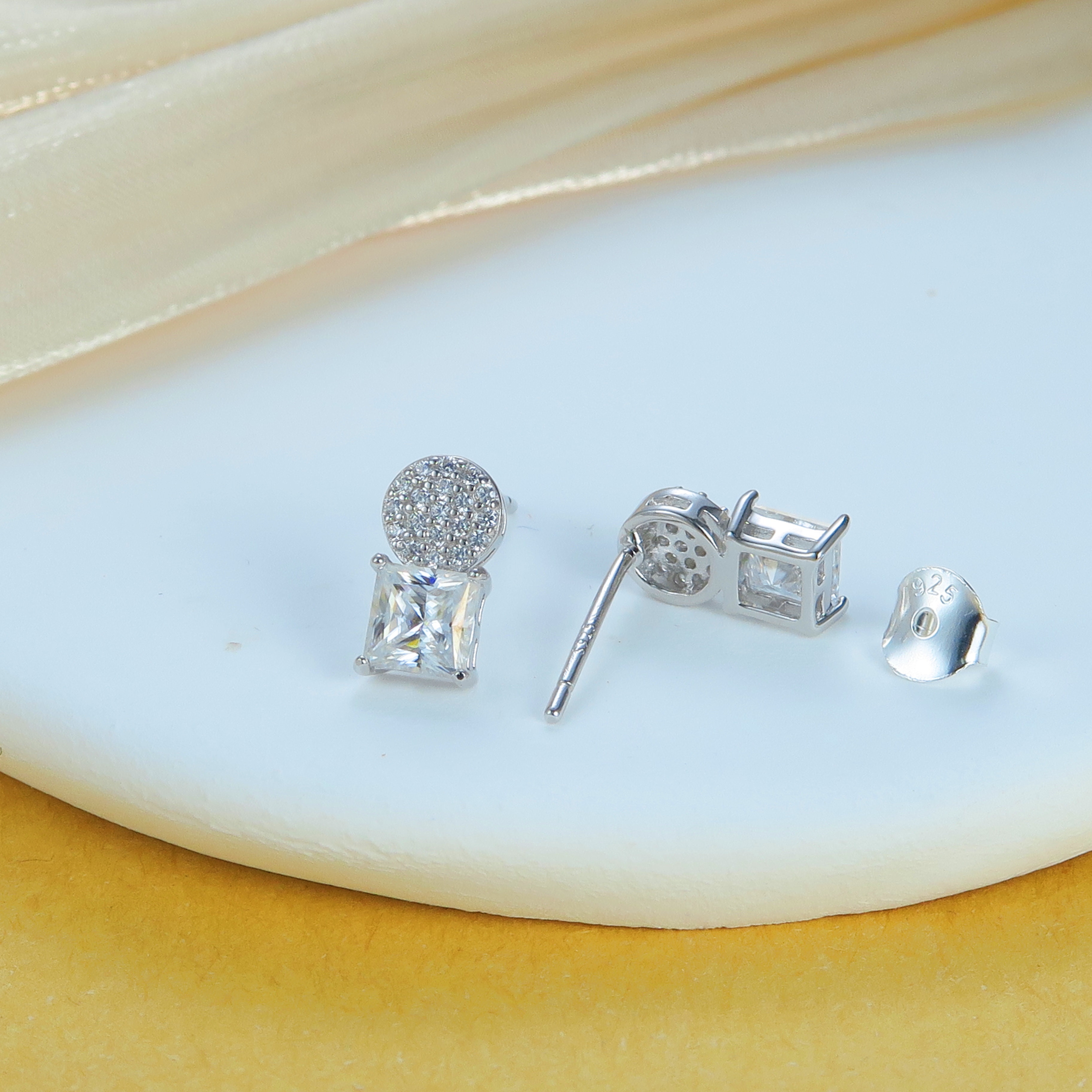 NO.M6 925純銀耳環    (主石為莫桑鑽)   