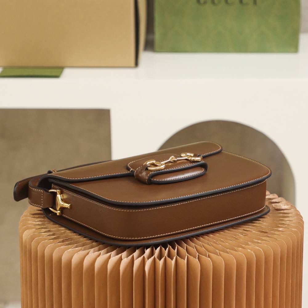 ▪️𝟭𝟵𝟱𝟱 𝐇𝐨𝐫𝐬𝐞𝐛𝐢𝐭马衔扣#602204# 正品皮▪️ ☑️尺寸：25*18*8𝙘𝙢 𝙃𝙤𝙧𝙨𝙚𝙗𝙞𝙩 1955马鞍包全皮系列， 全皮的质感看起来更加上档次， 更加有时尚感，标志性的马衔扣五金， 搭配经典的复古线条与现代精神巧妙融合， 不仅看起来有复古的味道，却不失时尚的高级感， 采用皮革材质相映成趣， 搭配可调节的肩带，给予日常不同的背法！ 隔成设计，更加人性化使用！ 给人透出低调而大气的气质！🔥🔥