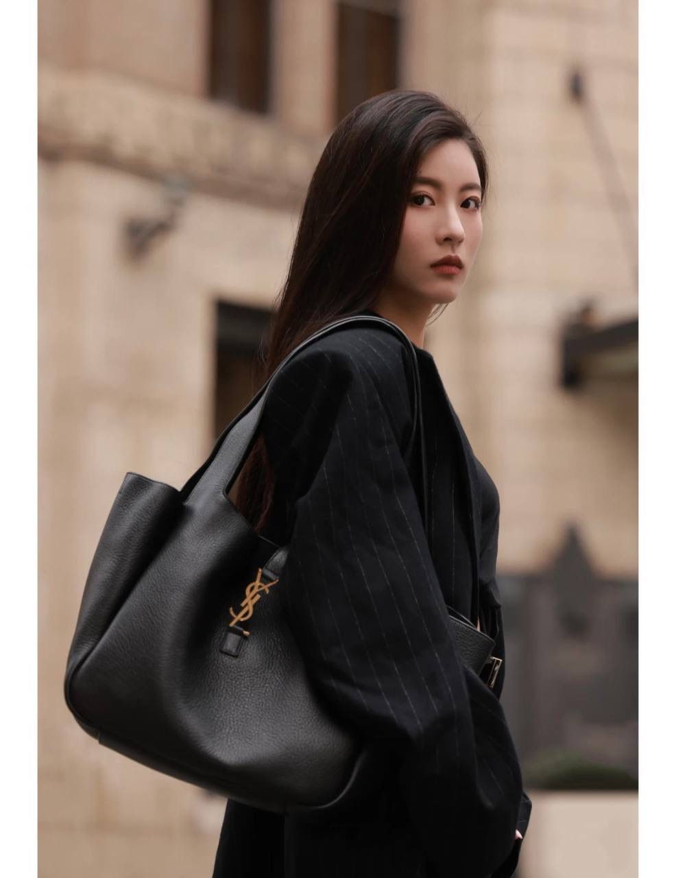 ys1 bea 鹿皮hobo tote🖤 又有漂亮又实用的大托特咯 hobo系列的延伸款 多了两个"翅膀"，哈哈，可曲可伸两种形态， 花一份钱等到了两个包，薅羊毛了哈哈哈 放14寸电脑💻no problem👌🏻 他们家的大包真的可以给人力量和自信感 这只用的居然是鹿皮，不是普通牛皮 整只包赢就赢在了皮料上 务必注意区分！ 50×28×18cm763435m