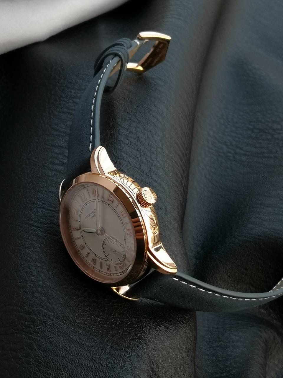 百达翡丽复杂功能系列5224R-001重磅登场，复杂时计腕表，以超复杂的工艺技术打造休闲运动腕表。 机芯采用复刻版31-260 PS FUS 24H自动上链机芯，在实现外观的逼真前提下，功能一并完美诠释。 改装大师独立制表人，倾情参与定制改装表盘颜色，给予独一无二的腕表增添有趣的灵魂！ 匠心力作 欢迎各位表友品鉴！