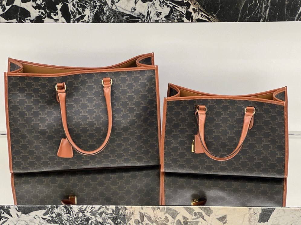 𝑪𝒆𝒍𝒊𝒏𝒆托特出𝒎𝒊𝒏𝒊 𝒔𝒊𝒛𝒆啦！觉得正常尺寸太大的小仙女，现在福利来啦～涂层帆布材质耐水耐磨，经典百搭，容量很大，可以装ipad/A4文件，性价比超高，关键还配肩带可以斜挎～实现解放双手自由🤩