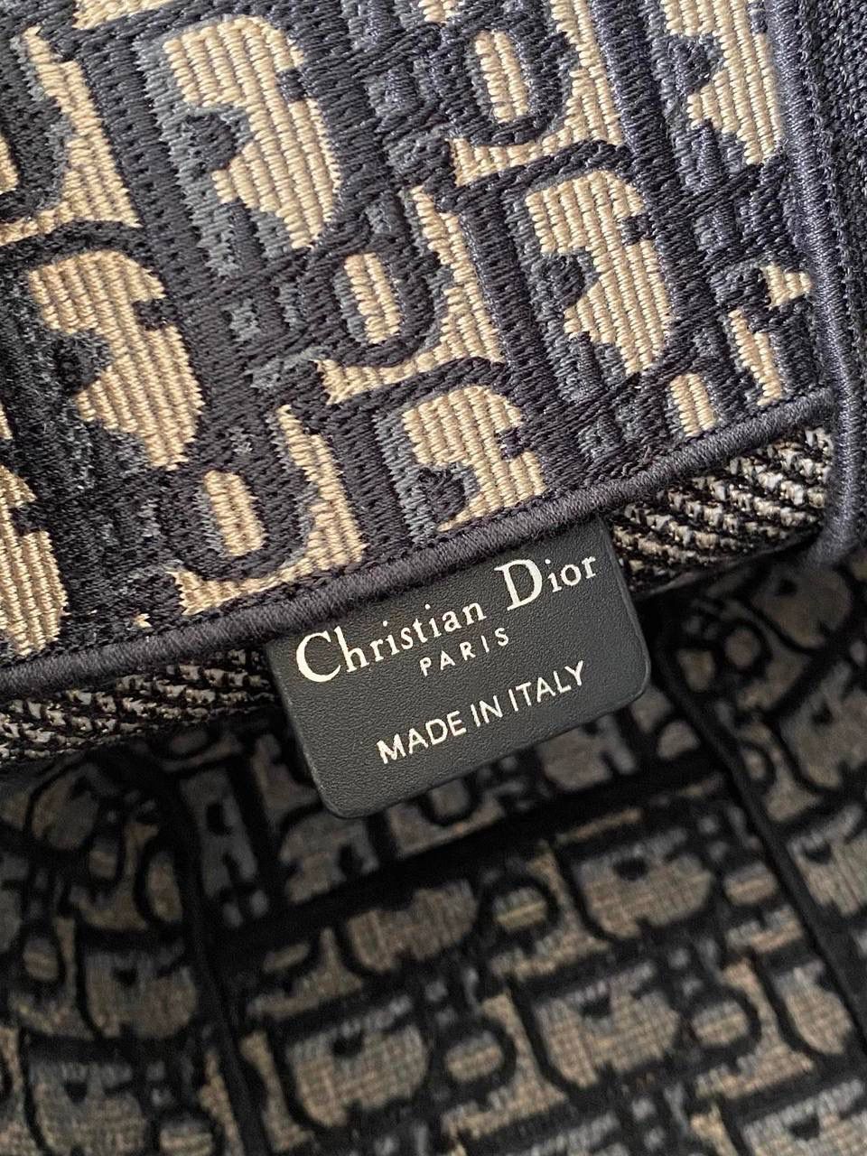 🈶老花蓝大号 𝗗𝗜𝗢𝗥 𝗢𝗯𝗹𝗶𝗾𝘂𝗲 经典邮差包 依旧火爆，呼声需求最高！这颜值众人一眼必入手，太好看了呀❕容量巨大且轻便，装多少东西都不觉得重喔！男女通吃～时髦复古休闲多风格担当！妥妥在线的通勤王！一见钟情一点也不夸张，超级爱～ size：27×28×11cm #M928m