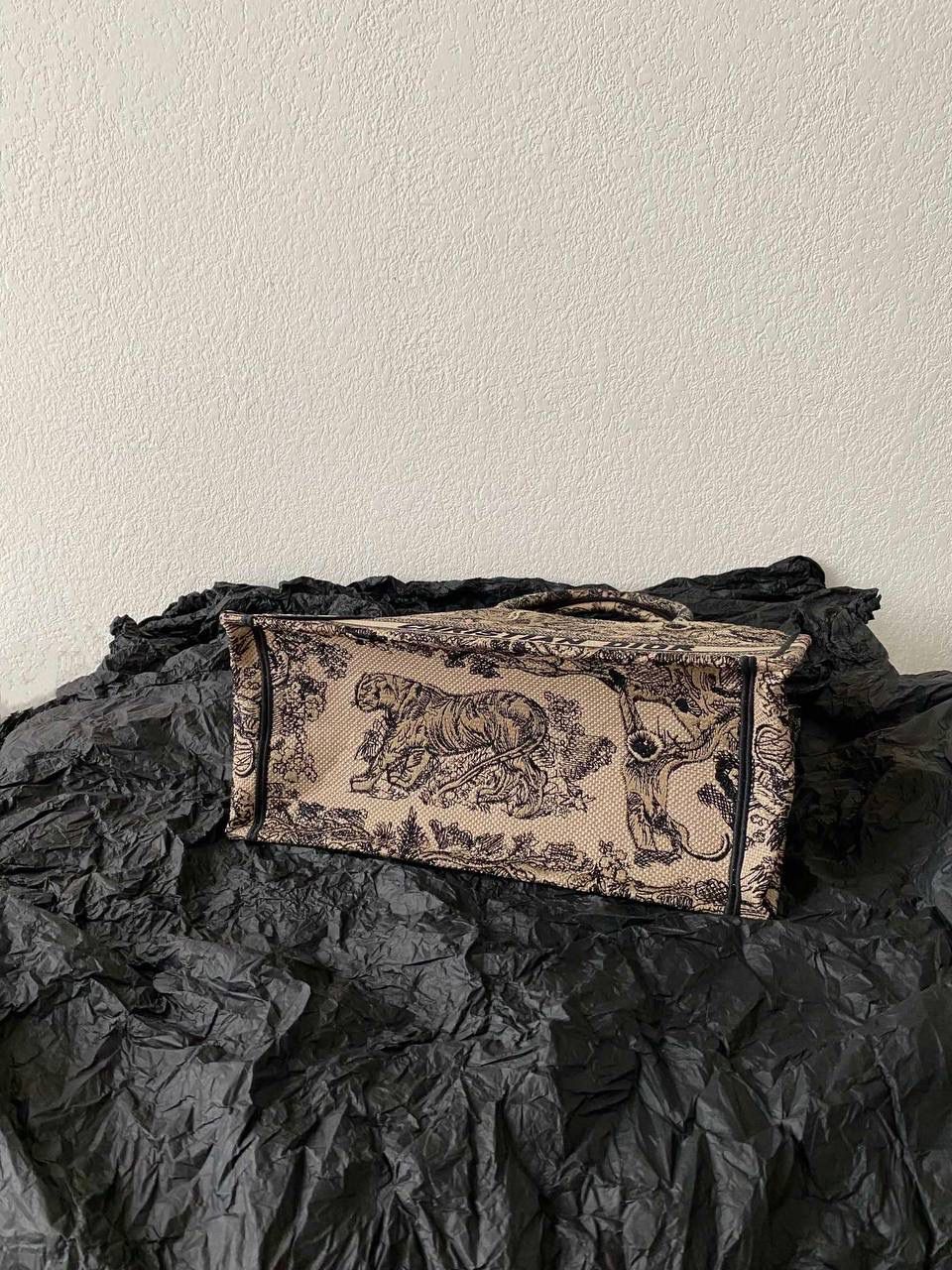 🈶浅咖中号 𝗖𝗗 𝗕𝗼𝗼𝗸 𝘁𝗼𝘁𝗲购物袋"丛林老虎" 老虎系列不断推出新的颜色 不得不说冬季的浅咖色系非常好看 温温柔柔，有种复古的法式浪漫风阿💐✨ 36.5×28×17.5cm