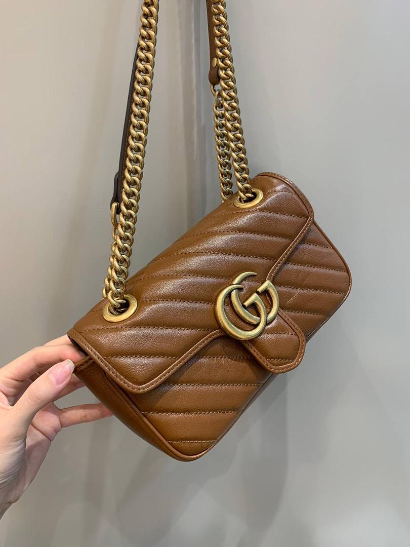 新背景实拍正品级 。经典款金扣焦糖色22cm‼️ 一只可爱的小金棕，终于等来marmont出新色了，而且不是那种让人扎眼的马卡龙色，这次是超级好看的焦糖色，这个颜色秋冬搭配衣服真的是绝了，现在用撞包几率也很低 所以赶紧买‼️ 型号446744；尺寸22/13/6cm