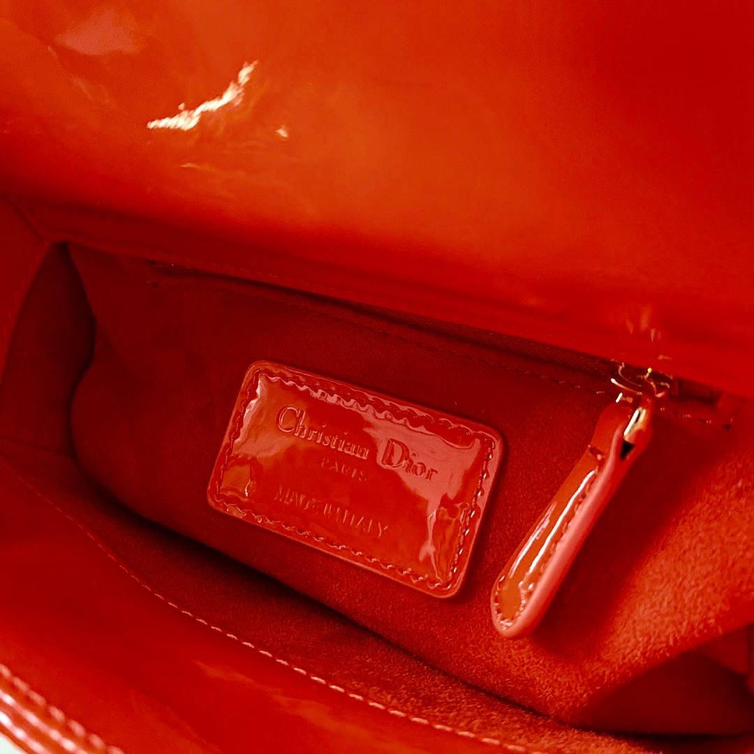 🈶亮橙色🧡𝗗𝗶𝗼𝗿 𝗟𝗮𝗱𝘆三格，漆皮 谁能抗拒这季高饱和度色彩的颜色 明亮又显白，看着心情就很好 夏天用简直不要太合适，乖到炸了 17×15×7cm