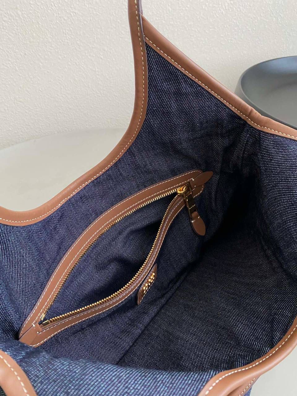 🈶牛仔蓝 𝗠𝗶𝘂𝗠𝗶𝘂托特 爱上miu的快乐 就是不断创新 不断惊喜 造型从纯色到拼皮再到帆布 每一版都能打 能爆，真的杀疯了 35×40cm #F0110m