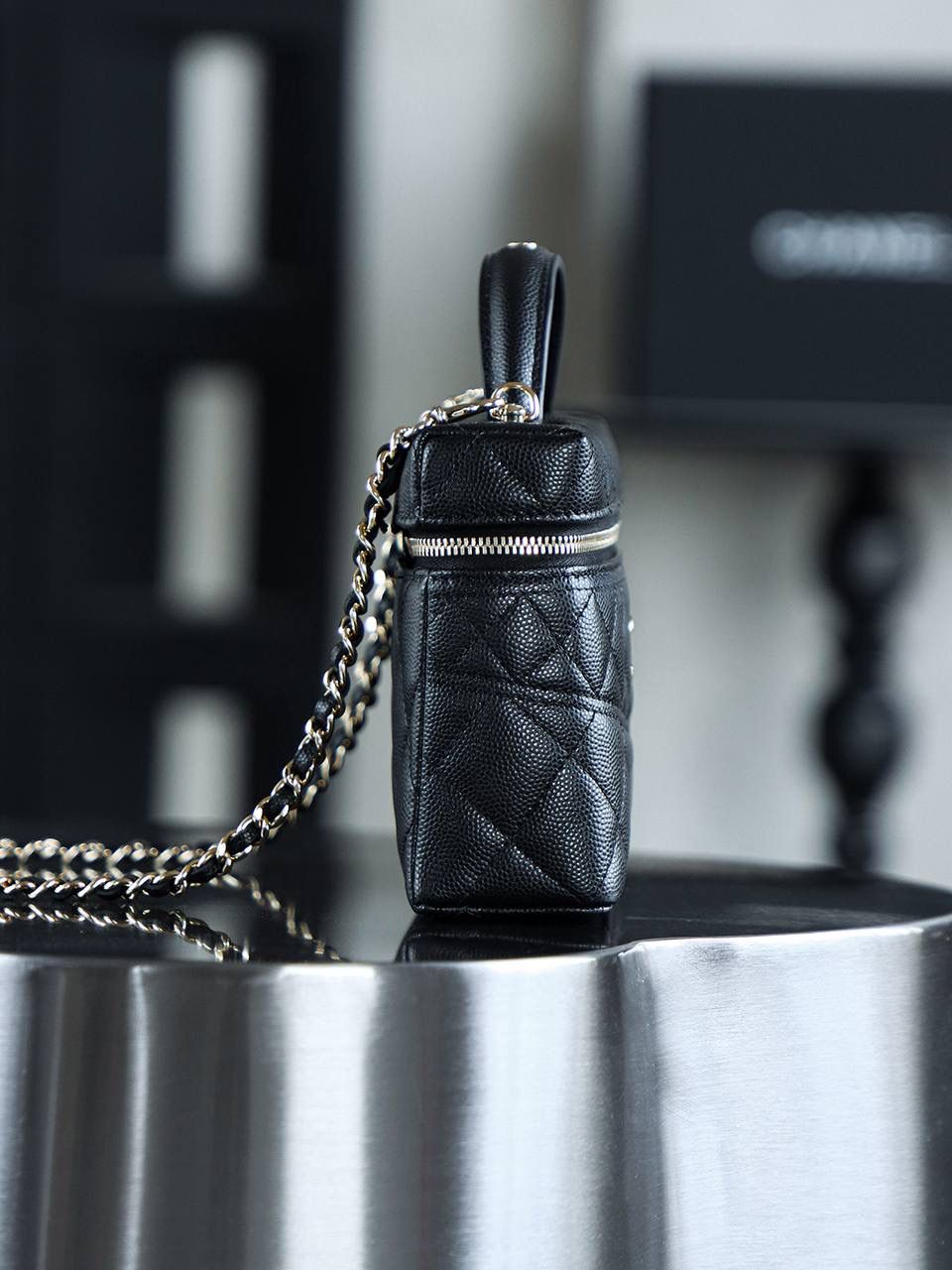 25C盒子包鑒定版👜 一包一碼 支持全球鑒定查驗身份證原廠專G 三隻羊皮料過關清單資料可査詢 25C腰線LP盒子包，獨特設計，一眼傾心！ 方正的包身線條簡潔俐落，致敬了50年代vintage手袋的復古廓形，展現出一種獨特的復古韻味。 包身中央那條優雅的弧形縫線，堪稱點睛之筆，不僅讓原本相對規整的包身瞬間立體有型，還為其增添了一份靈動與俏皮！ 五金：全鋼淺金扣 皮料：impala三隻羊中小球 尺寸：17*19.5*5cm