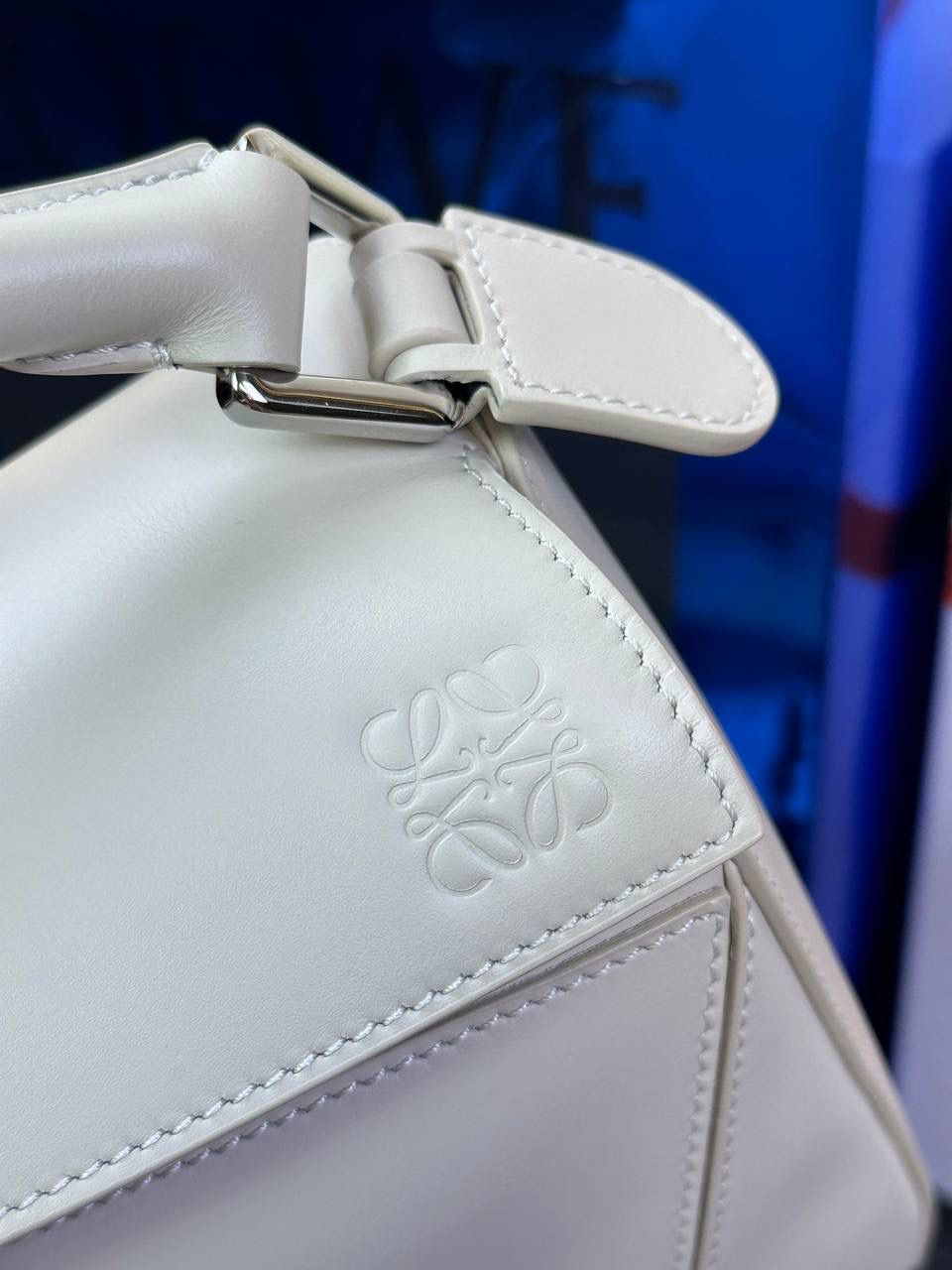 🅰️小号 𝗣𝘂𝘇𝘇𝗹𝗲最新版本❤️ ——（缎面/织带款） ✅经典拼图系列，不规则立体几何设计，最具辨识度的立体廓形和几何美学，顶级进口小牛皮搭配德国沙菲线，独家定制五金，𝗬𝗞𝗞拉链拉头 ✅容量超大，颜值高，四季百搭，新款自带可拆卸𝗟𝗢𝗘𝗪𝗘织带宽肩带‼️ 尺寸：𝟐𝟒-𝟏𝟎.𝟓-𝟏𝟔.𝟓𝐜𝐦 款号：061609织带款海盐白