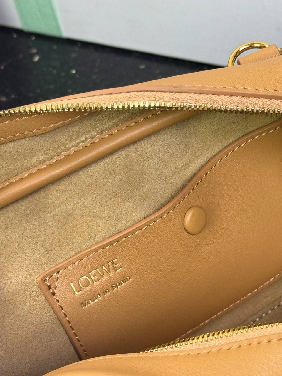 🎈𝗔𝗺𝗮𝘇𝗼𝗻𝗮 23 𝗖𝗿𝗼𝗽𝗽𝗲𝗱保龄球包 ——【杨幂同款‼️独家新品】 尺寸：𝟮𝟯-𝟏𝟏-𝟏𝟎𝗰𝗺 编码：012404 【配全套礼盒】 ❤️采用超柔纳帕小牛皮•延续标志性𝘈𝘮𝘢𝘻𝘰𝘯𝘢标识搭配小挂锁🔒作为新图标•重塑为修长法棍比例。 ❤️外部双拉链设计•搭配可调节可拆卸的长肩带•多样化背法😎容量大•小巧包型为当下时尚之追求。