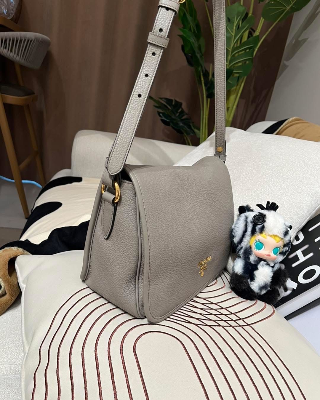 PRADA SHOULDER BAG calfskin100%Authentic,98%new ✅dust bag