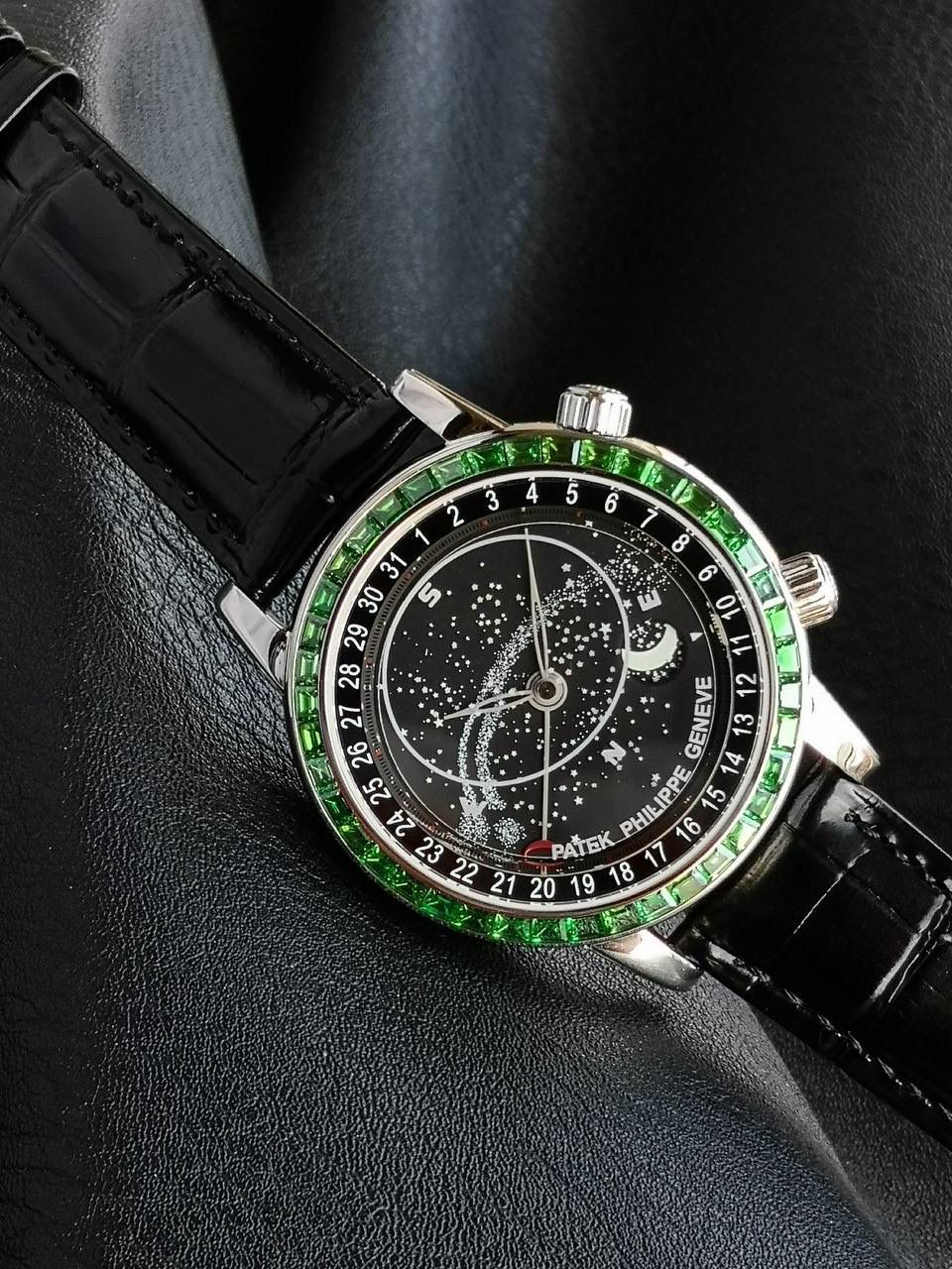 百达翡丽PP-6104G 日内瓦苍穹系列 市场顶级复刻神作震撼来袭！ 搭载原装进口miyota全自动机械机芯改制Cla.240机芯，搭配原装珍珠18K金自动锤，走时精准稳定，性能媲美正品；表圈镶嵌45颗璀璨宝石，表扣点缀28颗珍稀晶石，光影流转间尽显奢华质感；微拱形防眩目处理表镜，折射效果立体通透，让表盘细节清晰可见，质感再升一级💯💯