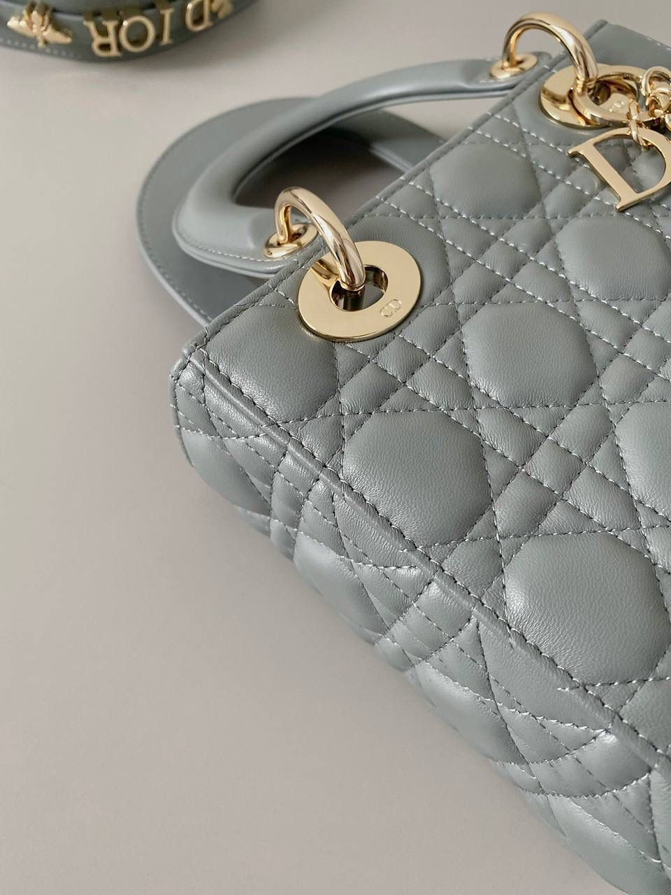 🈶岩石灰 𝗗𝗜𝗢𝗥 𝗟𝗮𝗱𝘆羊皮四格金扣 戴妃作为经典的代表，怎么买怎么对 特别手拎时会显得整个人非常温柔优雅 四格尺寸比三格更大气稳重，不后悔系列 我一直都推荐女生一定要有一只经典款 每个颜色都很好看，完全不需太纠结 进口原厂羊皮➕全钢五金，终极版 （配6个五金图案 全套包装） 20×16.5×8cm 4123m