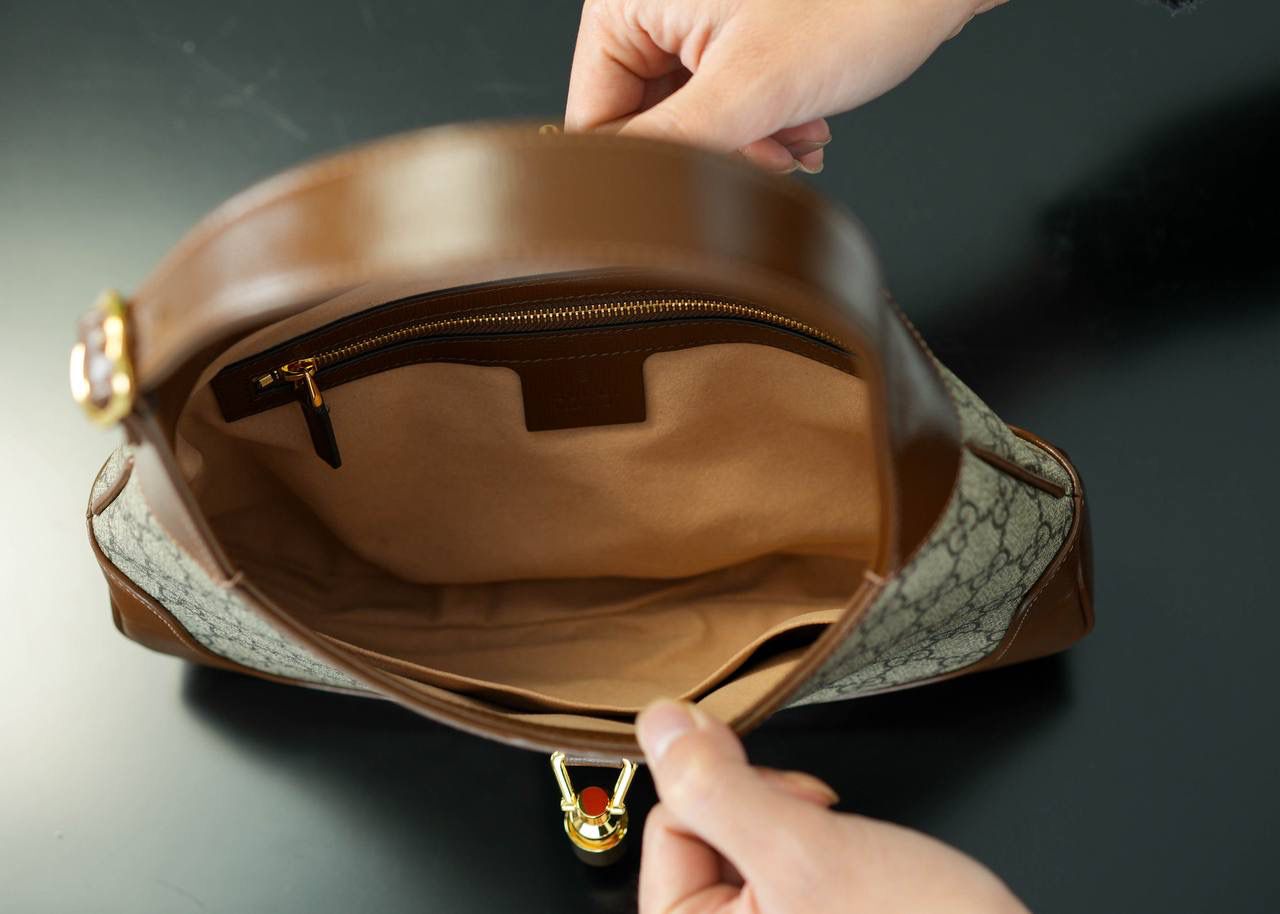 🥯GG Jackie 1961系列小号手袋 棕色28cm 正品售价,200 经典𝙅𝙖𝙘𝙠𝙞𝙚是爱豆们最近的心头好 绿红织带复古设计 将60年代的气息与现代的时尚融合交汇 不仅让人感受到浓郁的复古美感， 还多了时尚潮流的气息，结合起来真的是非常赞！！！ 两条肩带设计，腋下背单肩背多风格背法~ 官方款号 636706 尺寸：28x19x4.5cm