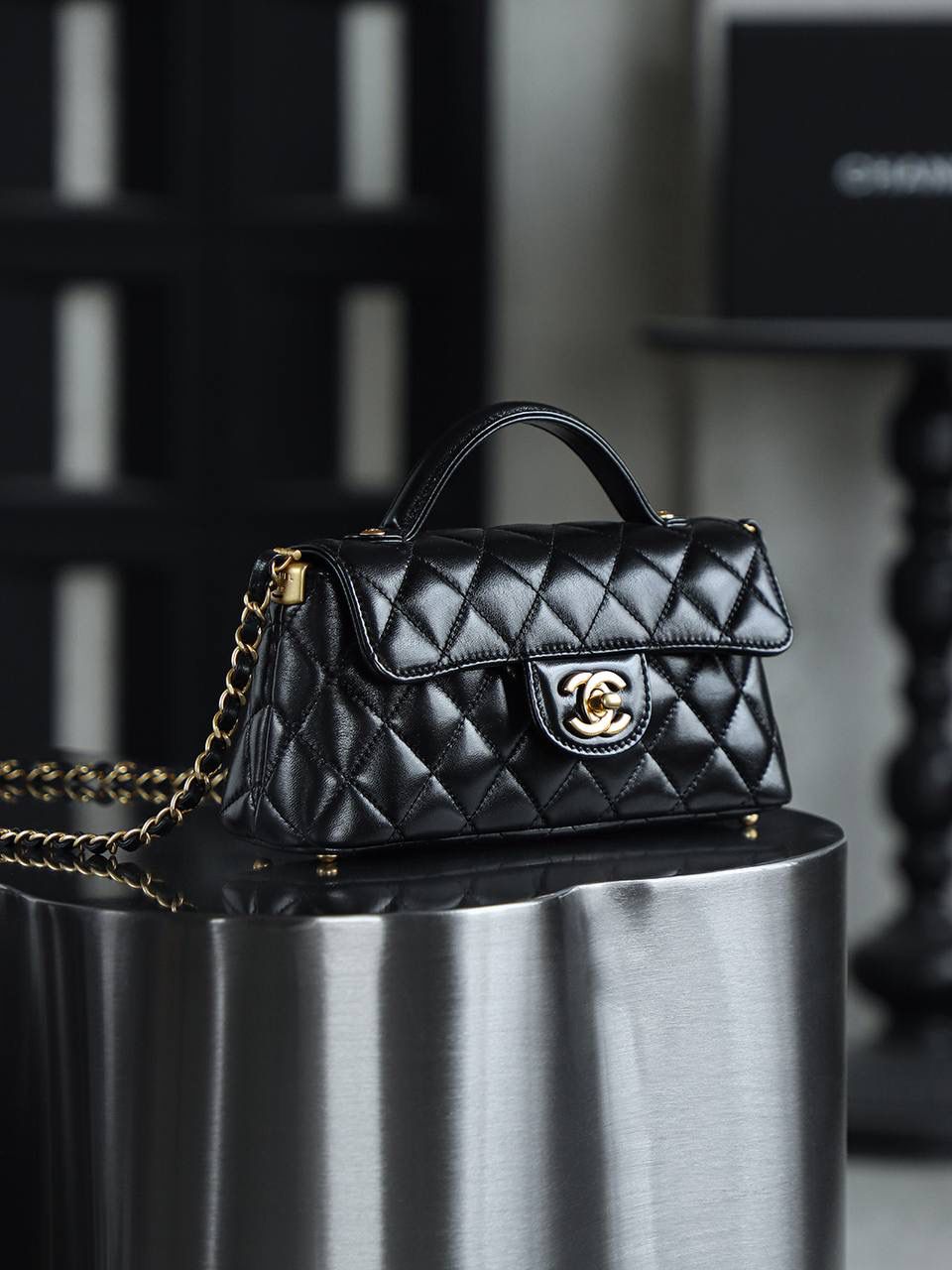 25P橫款 Kelly迷你鑒定版 👜 一包一碼 支持全球鑒定查驗身份證原廠專G GR原廠皮料過關清單資料可査詢 25P橫版MINI凱莉宛如一顆冉冉升起的新星，以其獨特的魅力，迅速捕獲了無數時尚達人的心。經典的黑金配色，是時尚界永恒的寵兒！ 五金：全銅復古金 皮料：GR原廠亮羊皮 尺寸：11.5*22*6cm