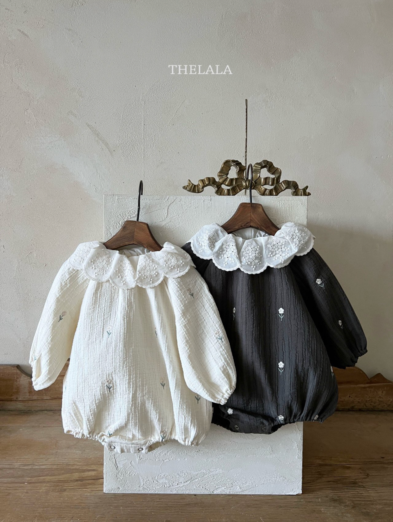 🌸預訂 韓國直送🌸🇰🇷THELALA兩色花卉刺繡蕾絲花瓣翻領長袖包屁衣