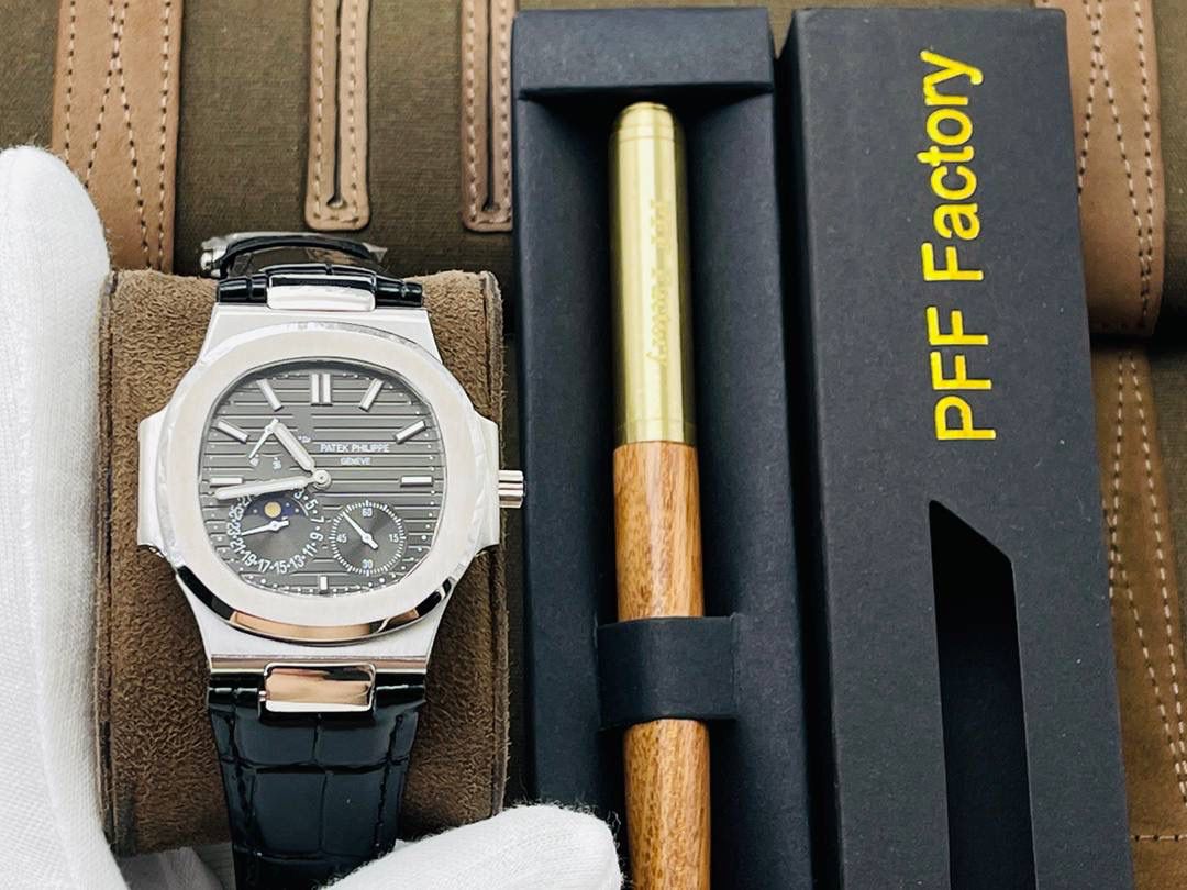 V3升级版 【市场最高品质版本】百达.翡丽Patekphilippe运动系列（鹦鹉螺）5724（霸道总裁）升级版珍珠陀！ 1⃣️所有功能同正品（10字位动能显示，7字位日历和月相 4字位小秒针），和原装一样的带水平压纹图案，带荧光刻度 ！ 2⃣️直径40毫米，904L精钢镀金，蓝宝石玻璃镜面。 3⃣️5722和5724款的外钻为施华洛世奇钻，通透闪亮，气质非凡。在目前技术范畴内尽可能接近原装，此款腕表可以让您驾驭所有场合！ 匠心之作 欢迎您的品鉴！（现在买就送定制版一支商务用笔，让您的品味十足，气派十足，从容面对任何挑战）