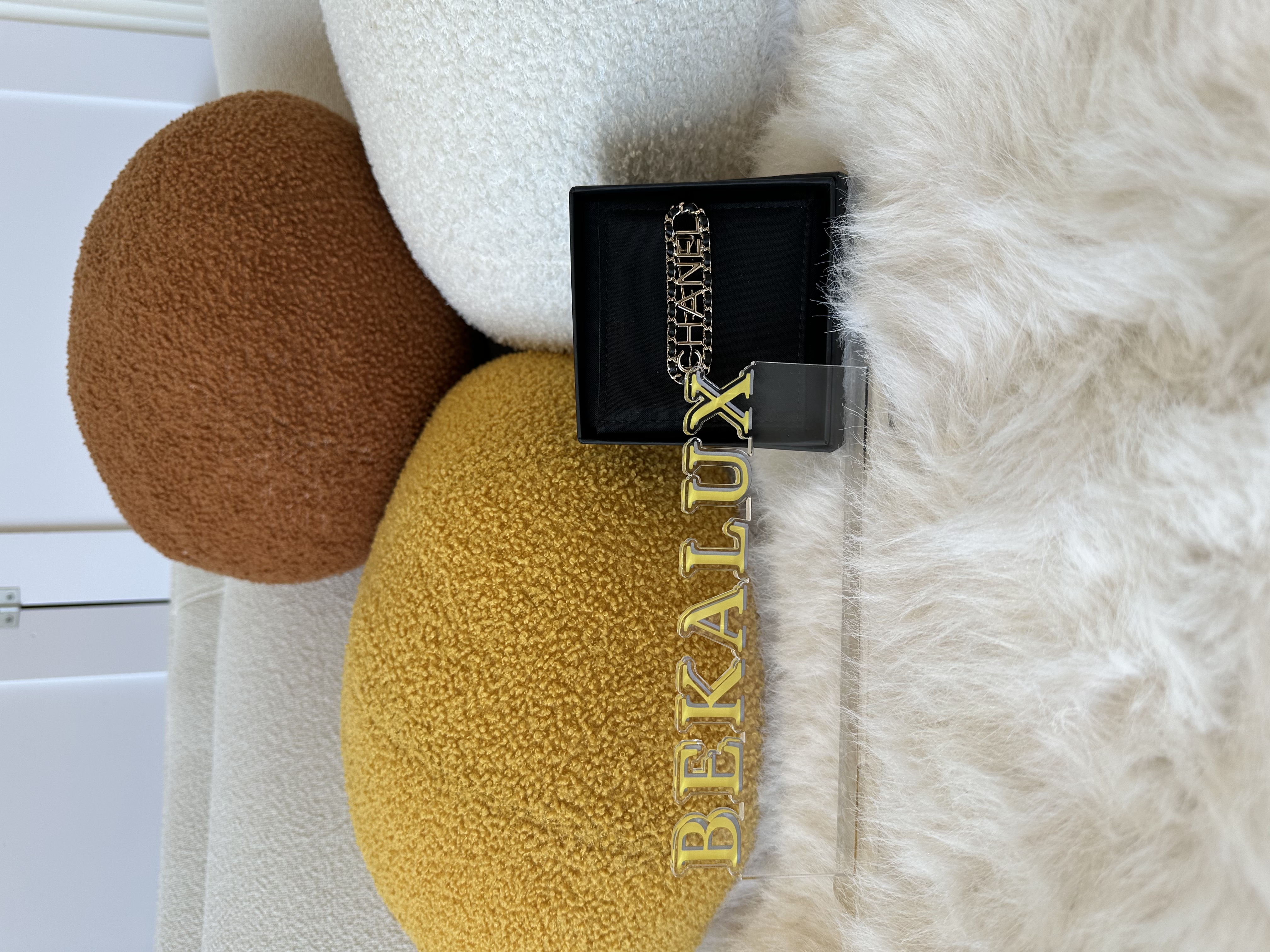 Pre-owned CHANEL Metal Lambskin Vintage Allure Logo Hair Clip Black Gold PRoduct Code: 25032804