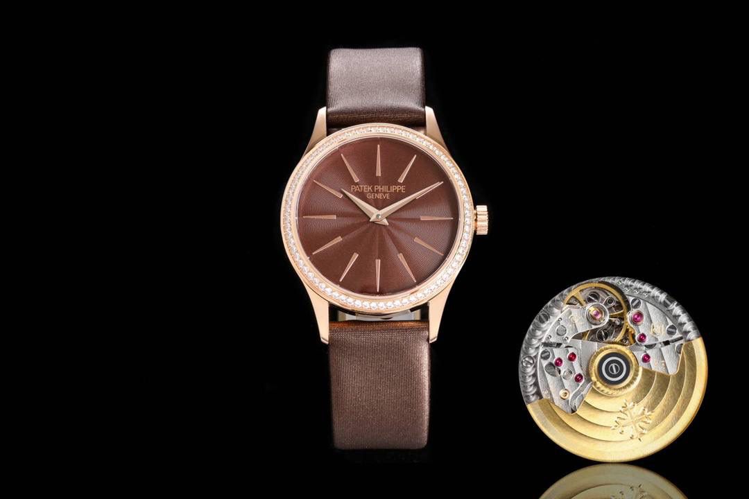 新品女款百达翡丽古典表系列——4897腕表，强势推荐！ 古典魅力，经典重现，正装表王震撼登场。完美还原表中王者的独特质感和简约格调。【精彩细节】 1.搭配定制版机芯改Cal.215自动机芯，动能储存长达45小时，振频28800每小时。 2腕表尺寸33MM，尺寸数据完美吻合正品，佩戴轻便，还原正品体验。 2.采用与原装一致的锅盖型穹顶玻璃，特镀有双层抗眩晕增透镀膜。 3.表盘搭配72颗钻及指针和时标釆用日晖纹装饰，光泽质感更加柔和，让你每次看时间都心花恕放，之后再采用镀铑工艺处理，确保光泽度和质感不亚于原装。防水50m表带意大利进口小牛皮表带，做工精致，包边细腻，尽显大牌风范，搭配Patek 。Philippe原厂级针扣，更显示这款腕表的华贵气质😍😍💯