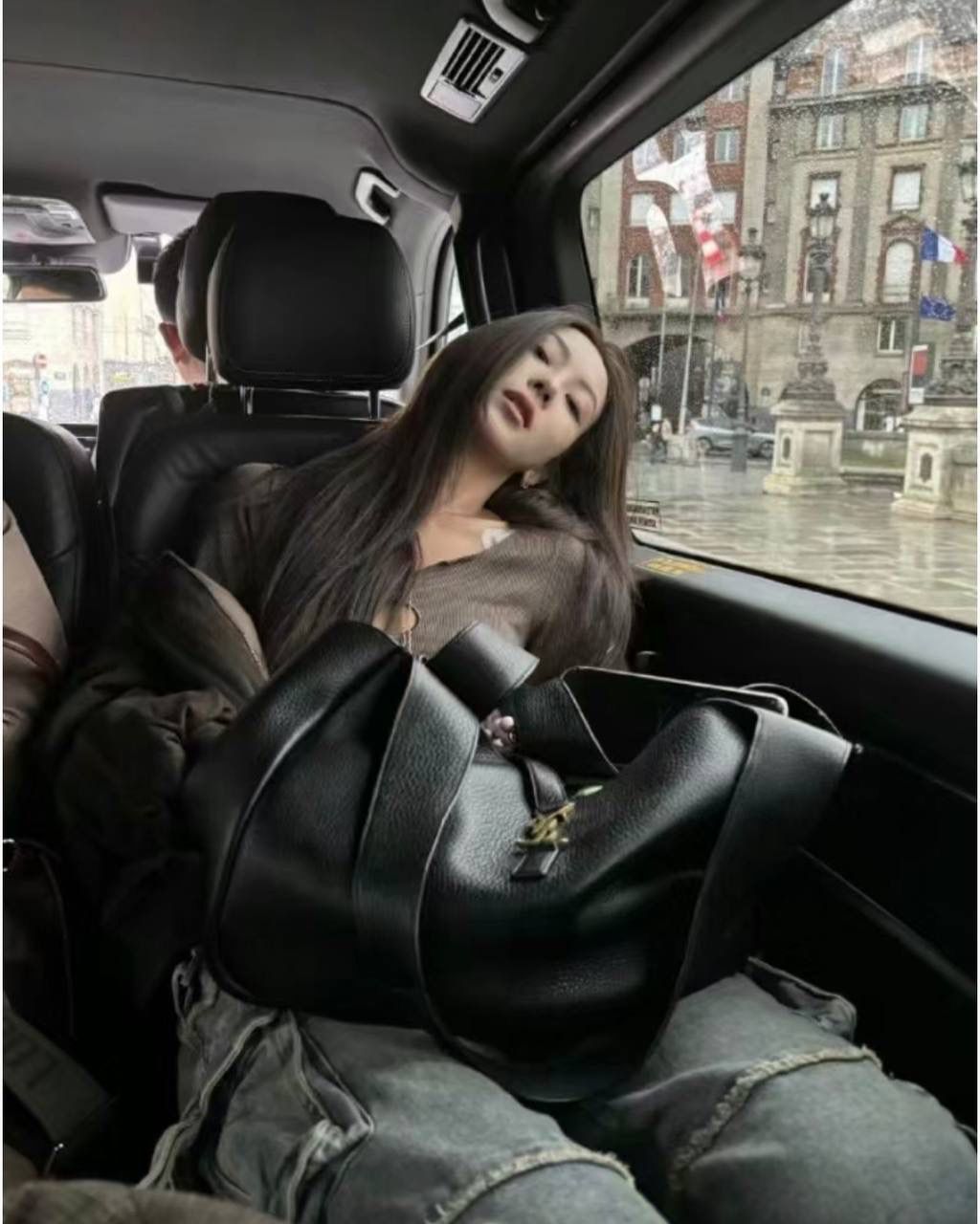 ys1 bea 鹿皮hobo tote🖤 又有漂亮又实用的大托特咯 hobo系列的延伸款 多了两个"翅膀"，哈哈，可曲可伸两种形态， 花一份钱等到了两个包，薅羊毛了哈哈哈 放14寸电脑💻no problem👌🏻 他们家的大包真的可以给人力量和自信感 这只用的居然是鹿皮，不是普通牛皮 整只包赢就赢在了皮料上 务必注意区分！ 50×28×18cm763435m