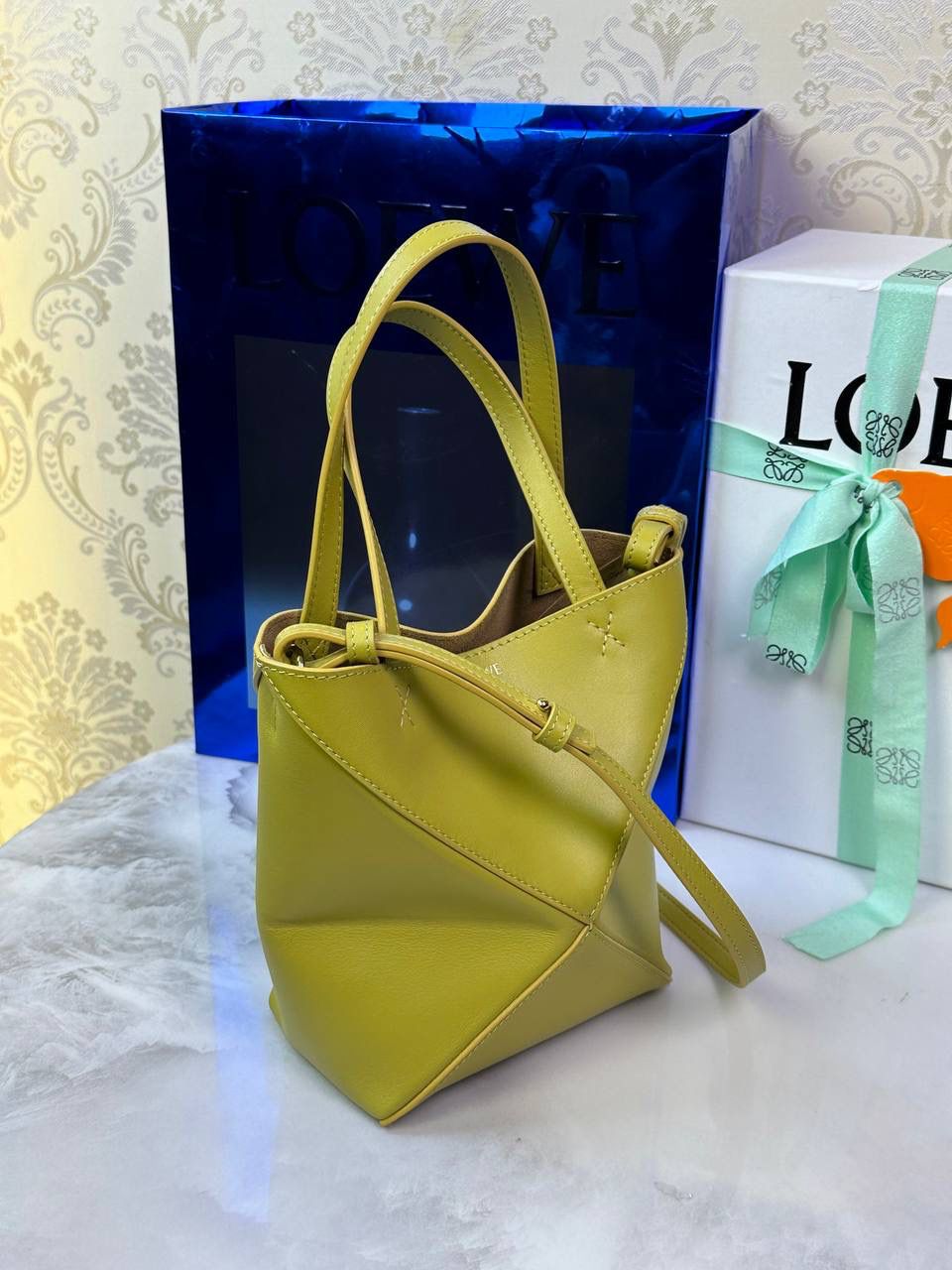 *𝐏𝐮𝐳𝐳𝐥𝐞 𝐅𝐨𝐥𝐝折叠手袋👜* ——全新【𝗡𝗘𝗪】升级‼️ 延续经典𝙋𝙪𝙯𝙯𝙡𝙚的标志性几何裁剪设计，新晋顶流🅰️𝙋𝙪𝙯𝙯𝙡𝙚 𝙁𝙤𝙡𝙚 𝙏𝙤𝙩𝙚以折纸包为灵感，升级成🉑完全折叠‼️的结构，立体与平面任意切换，出差旅行🧳必备单品。小牛皮材质轻且柔软，𝐌𝐢𝐧𝐢尺寸搭配一条可拆卸式肩带，手提，肩背，斜挎多样化背法✨ 尺寸：𝟏𝟔.𝟓-𝟗.𝟓-𝟐𝟎𝐜𝐦 款号：052322