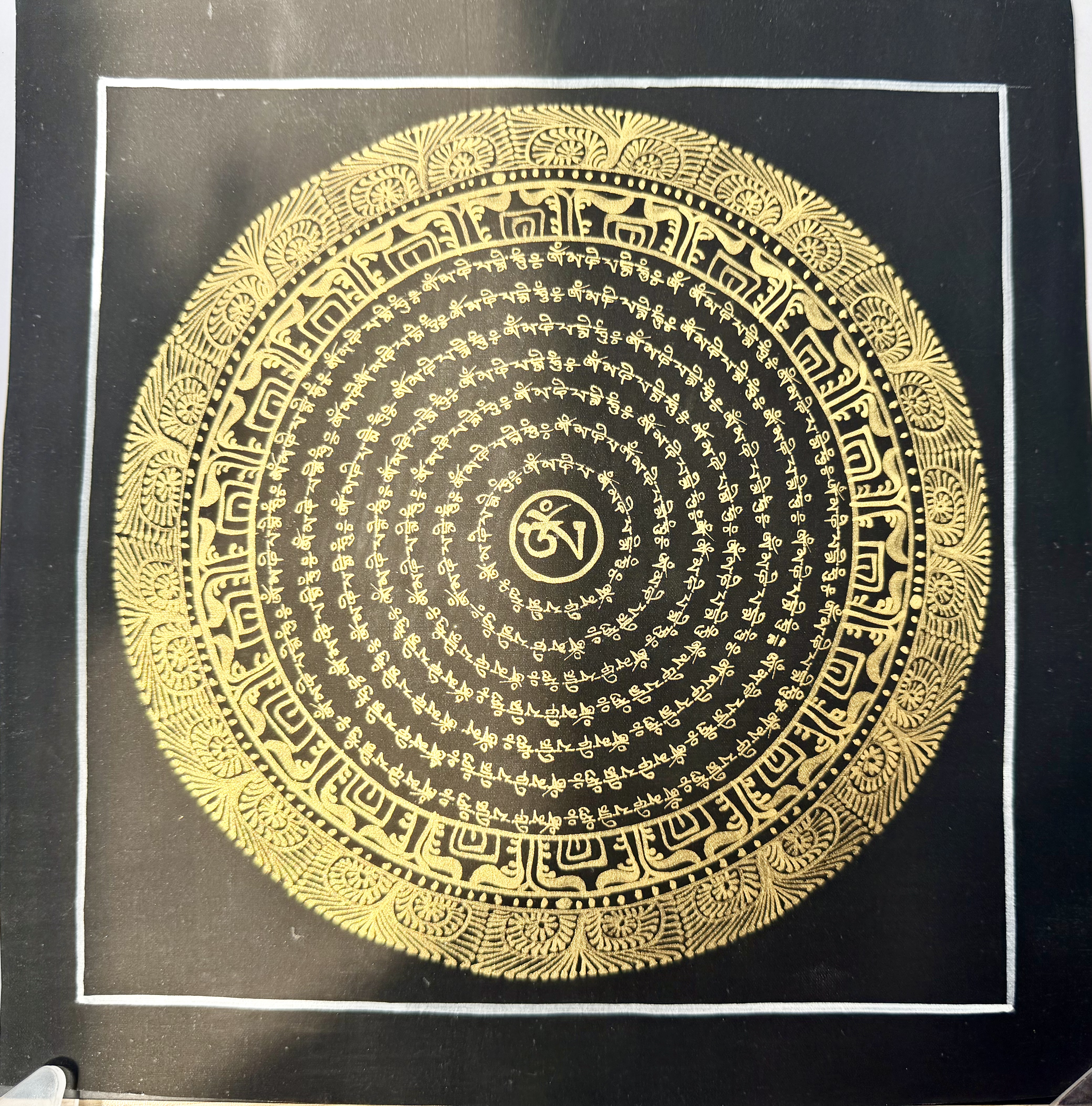 #8 尼泊爾三大廟加持手繪唐卡～OM 字，六字大明咒黑金唐卡 ，約26.5cm 外，內22.5