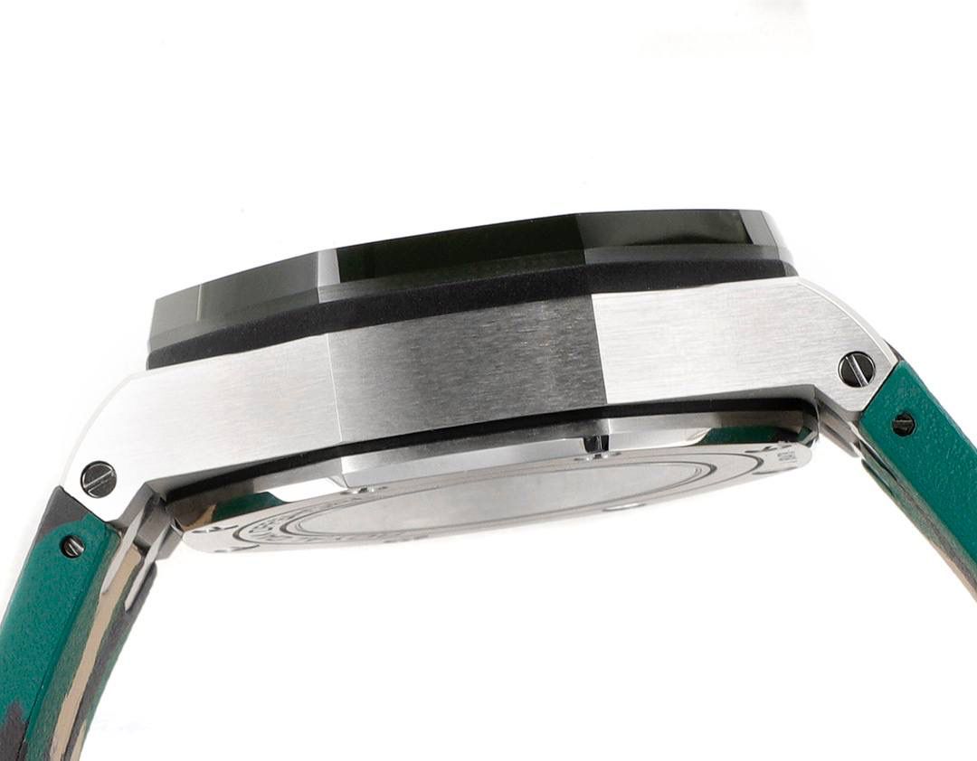 表盘以爱彼经典的大格纹为背景，一个个层次分明的方格排列，经过完美的打磨，将尽善尽美体现得淋漓尽致。三点位的日历表盘，在蓝宝石玻璃凹透镜的作用下，TPE扩大效果与原版一般无二。每一根大小表针，无论从各个角度来看都没有出现毛刺现象，这一点解决了大部分强迫症表友一直存在的烦恼！刻度与表针中间部位都采用瑞士进口夜光粉，每一个个体都做到手工填充，均匀饱满度是机器填充远远比拟不了的，亮度与发光颜色与原版几乎一致！机芯方面采用7750改3126的计时机芯，十二位的小秒，六点位和九点位的12小时计时与30分钟计时，完美的还原了原版的所有功能，经过JJF团队的精密打磨，大大提升了7750基础机芯的稳定性，缓解了一直以来计时机芯款式空有其表的尴尬现象！做到无可挑剔，堪称天花板级别，欢迎广大表友品鉴！💯🔥