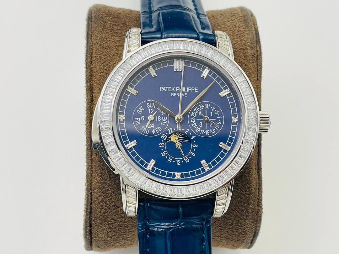 【2022诚意推荐】百达翡丽超级复杂功能系列5073P_010腕表。用心之作，细节方面： 1⃣️突破多层技术瓶颈，机芯型号为CH 29-535 升级版，质量稳定！ 2⃣️尺寸42毫米，与专柜一致。 3⃣️表圈和表耳镶103颗长形钻石。 4⃣️表带搭配意大利头层小牛皮，表扣上镶钻石更显示这块腕表的豪华气质。适合各种商务场合，简敛精致不失优雅！
